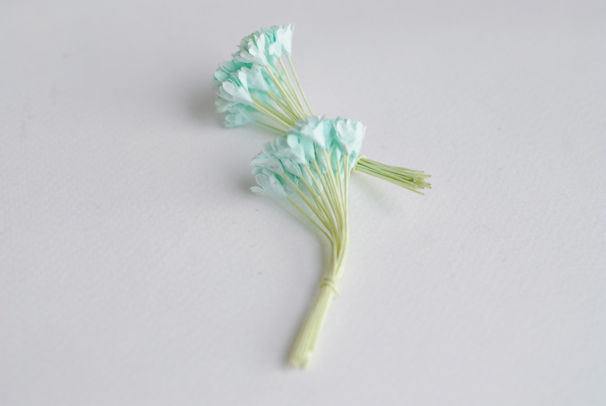 ดอกไม้ประดิษฐ์, ดอกไม้กระดาษสา, ดอก gypsophila, ดอกยิปโซ งานประดิษฐ์ตกแต่งของชำร่วย, ดอกไม้ทำพานพุ่ม, พานรับไหว้, ขนาด0.8 cm. สีมิ้น