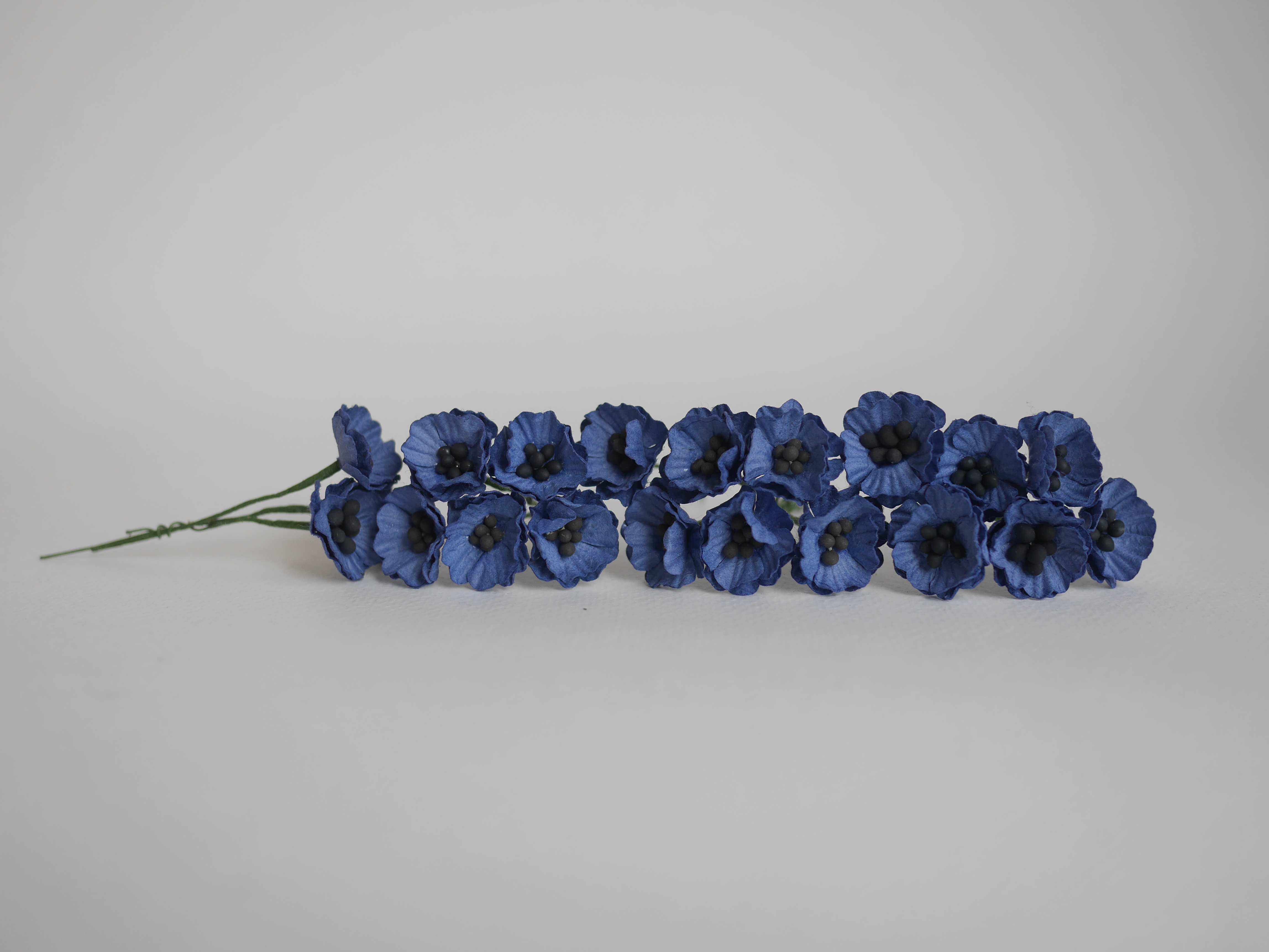 ดอกไม้กระดาษสา ดอกไม้กระดาษสา จตุจักร งานประดิษฐ์ ดอกไม้ทำข้อมือเพื่อนเจ้าสาว แต่งงาน ดอกไม้กระดาษ poppy สีน้ำเงินกรมท่า passion blue ขนาด 2.00 cm. จำนวน 50 ดอก