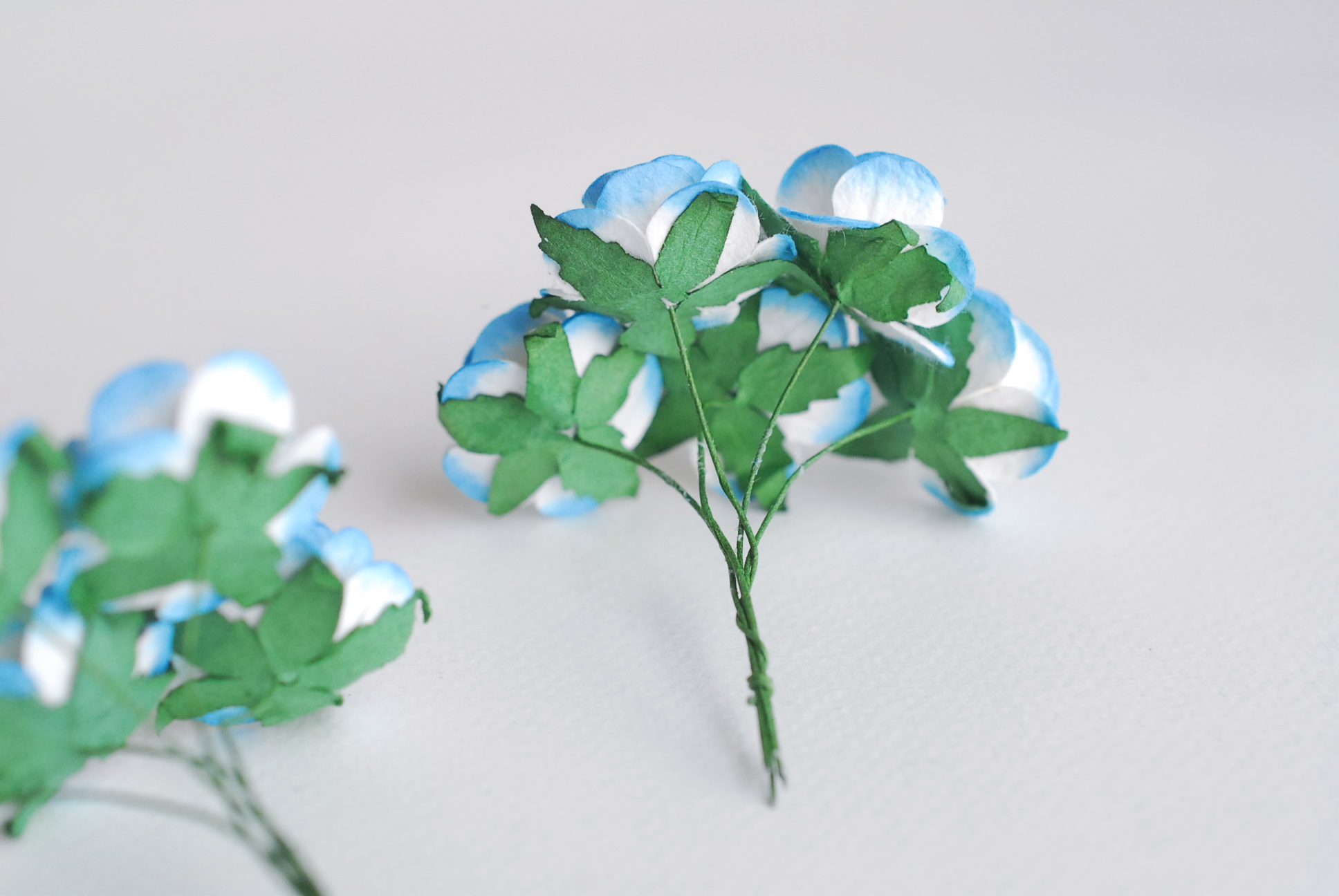 ดอกไม้กระดาษสา ดอกกุหลาบกระดาษ ดอกไม้กุหลาบกระดาษ ราคาส่ง, ดอกกุหลาบกระดาษสา ดอกไม้ประดิษฐ์ สำหรับตกแต่ง หรืองานแต่งงาน สีฟ้าปัดขาว ขนาด 2.5 cm. จำนวน 50 ดอก paper flowers supplies DIY wedding flowers, mini roses paper size 2.5 cm. blue sky brush color.