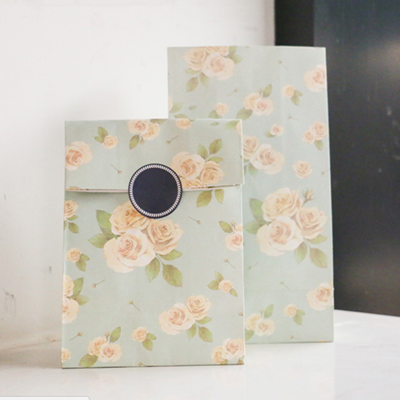 ซองกระดาษขยายข้างสีฟ้าลายดอกไม้สีขาว 13x23+7.8 cm. 90 ชิ้น : Z004776