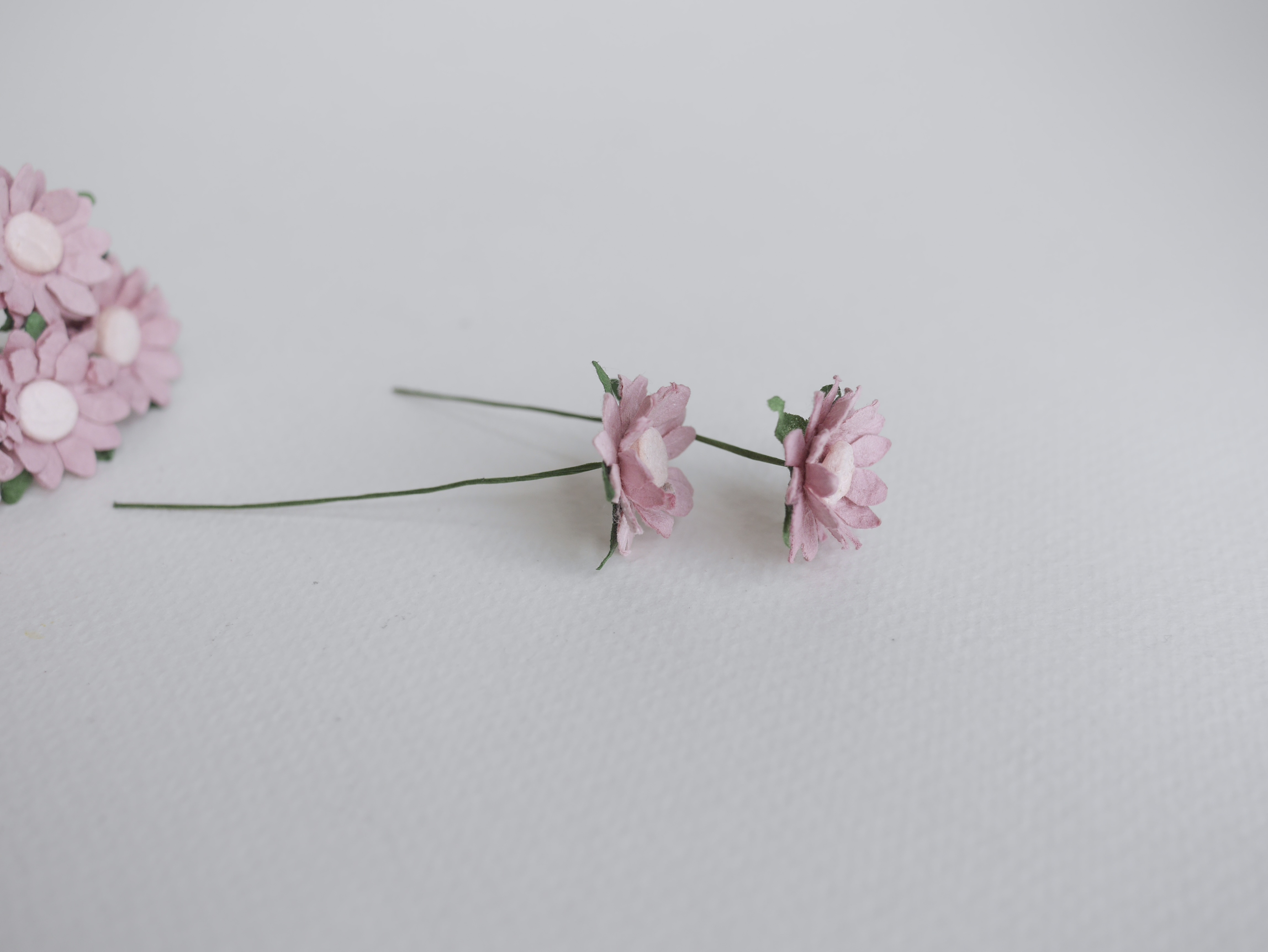 ดอกทานตะวันกระดาษ ดอกไม้กระดาษสา ดอกไม้ประดิษฐ์จากกระดาษสา ดอกทานตะวัน ดอกไม้กระดาษสาขายส่ง ดอกไม้ประดิษฐ์ ดอกไม้ทำข้อมือเพื่อนเจ้าสาว ขนาด 1.5 cm. จำนวน 50 ดอก สีชมพูตุ่น เกสรสีชมพูตุ่น Paper Flower, Sun Flowers, pale dusty pink color, size 1.5 cm 50 pie