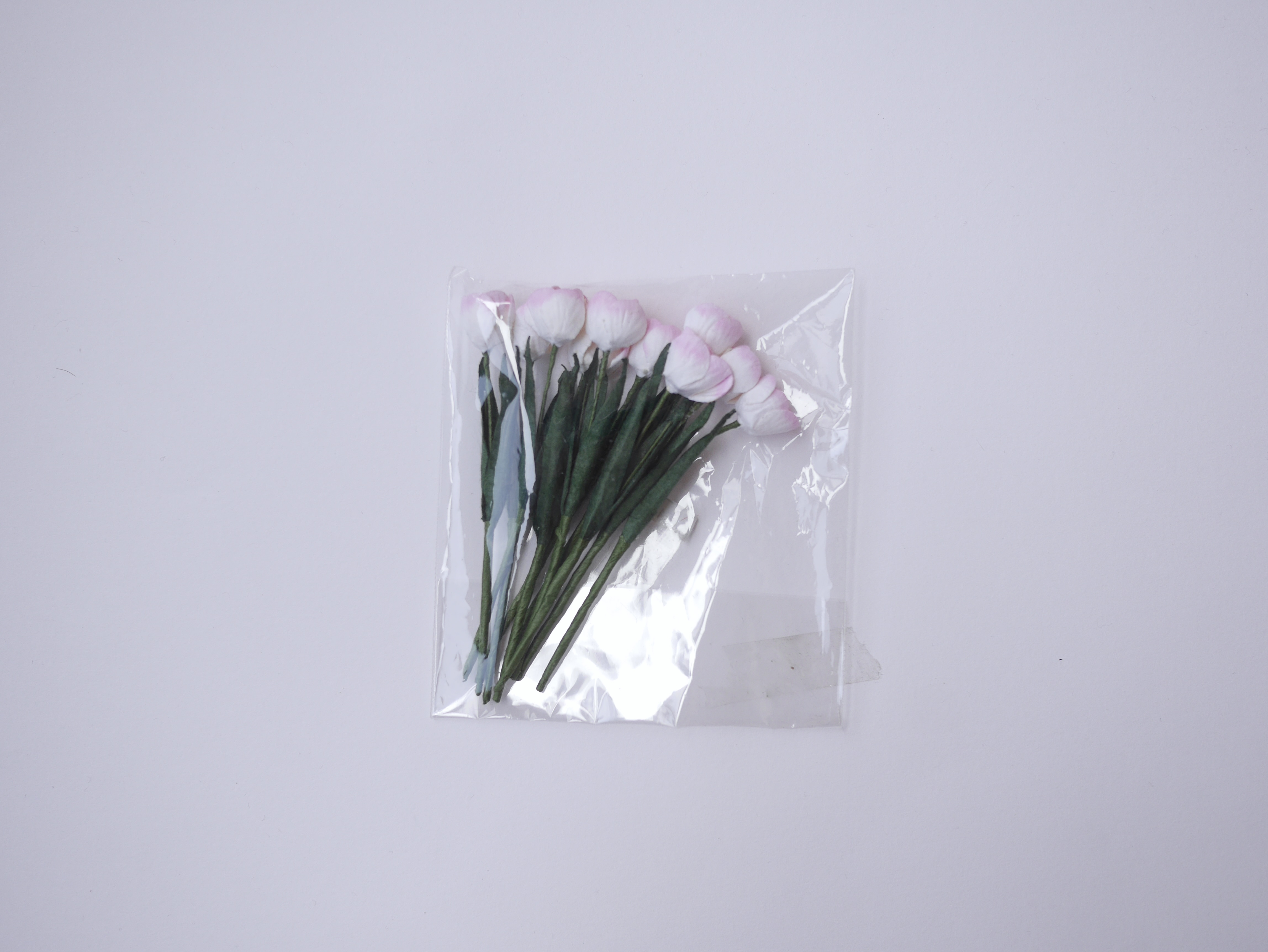 ดอกไม้ประดิษฐ์, ดอกไม้กระดาษสา, ดอกtulips, ดอกทิวลิปส์, ก้านสีเขียว งานประดิษฐ์ตกแต่งของชำร่วย,ทำการ์ดรับเชิญ,ช่อดอกไม้ขนาดเล็ก, ขนาด 1.5 cm. สีชมพูอ่อนปัดขาว