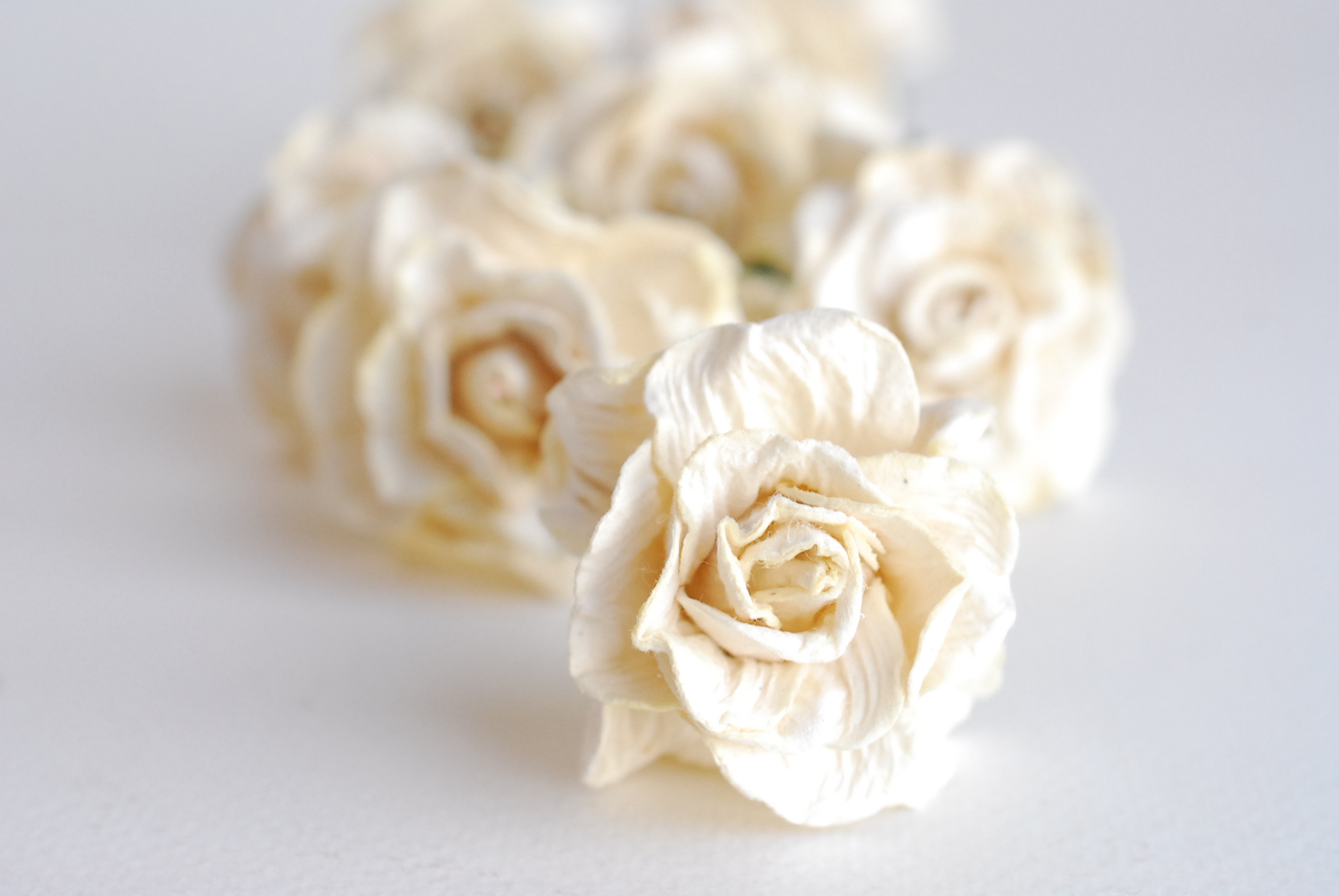 ดอกไม้ประดิษฐ์ ดอกไม้กระดาษสา ตกแต่งงานแต่งงาน งานแต่งงาน ดอกไม้ทำมงกุฎ ดอกกุหลาบขนาด 4 cm. 25ดอก กลีบบิด สีครีม Ivory color