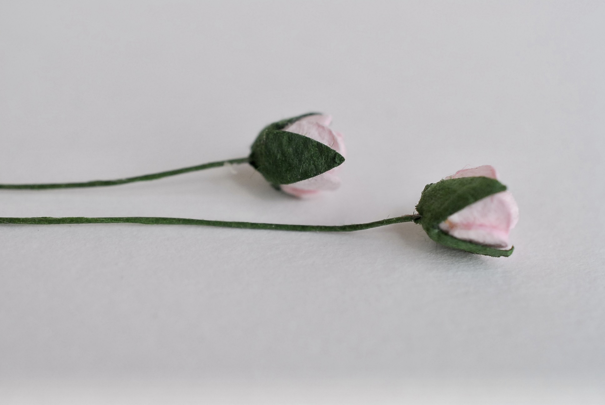 ดอกไม้กระดาษสา ดอกไม้กระดาษสา จตุจักร งานประดิษฐ์ ดอกไม้ทำข้อมือเพื่อนเจ้าสาว แต่งงาน, ดอกกุหลาบตูม 50 ดอก สีชมพู ขนาด 0.8x 0.8 cm. paper flowers, budding roses flower 0.8 x0.8 cm. 50 pieces.pink color