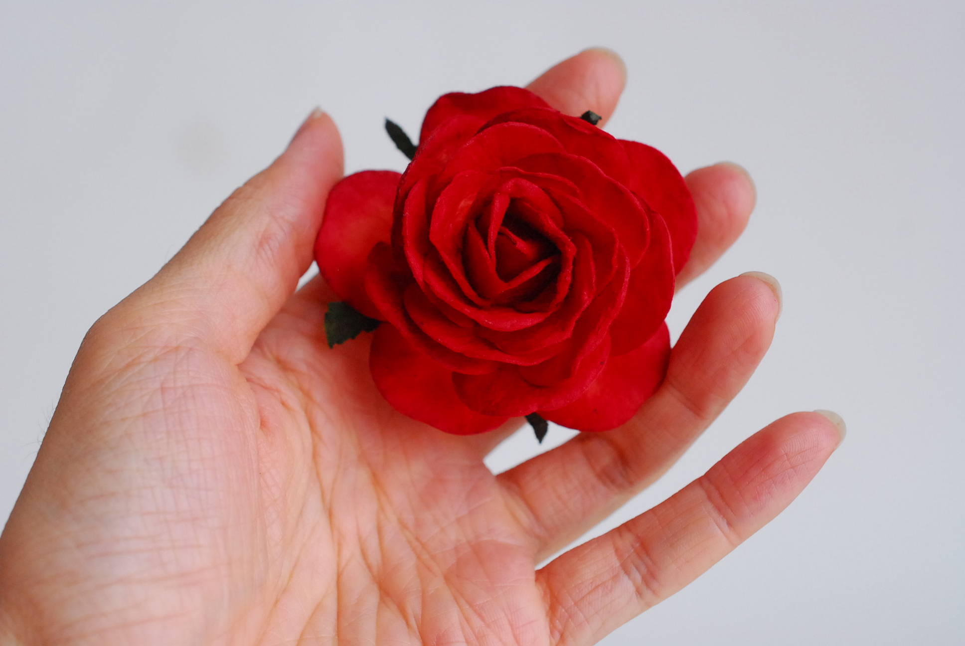 ดอกไม้กระดาษสา ดอกไม้กุหลาบกระดาษ ดอกกุหลาบกระดาษ ขนา่ด 6.5 cm., สำหรับของชำร่วย, งานแต่งงาน, สีแดงสด Paper flower,10 Pieces mulberry rose, 6.5 cm. red color