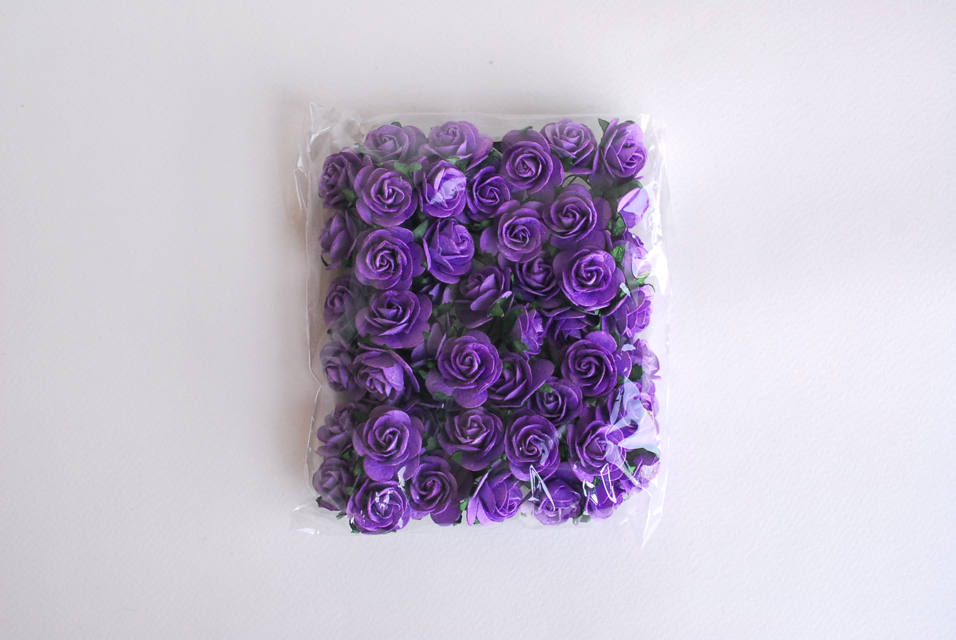 ดอกไม้กระดาษ ดอกไม้กระดาษสา ราคาส่ง,ดอกไม้กุหลาบกระดาษ ดอกกุหลาบกระดาษสา ดอกไม้ประดิษฐ์ สำหรับตกแต่ง หรืองานแต่งงาน สีม่วง ขนาด 2.5 cm. จำนวน 50 ดอก