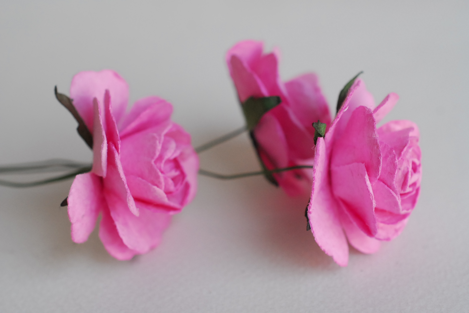 ดอกไม้กระดาษสา ดอกกุหลาบกระดาษสา ดอกไม้กุหลาบ ดอกไม้ประดิษฐ์ สำหรับตกแต่ง หรืองานแต่งงาน สีชมพูบานเย็น color code #119 ขนาด 3.5 cm. จำนวน 25 ดอก Paper flowers, handmade flowers, small roses paper size 3.5 cm. 25 pieces, pink magenta color.