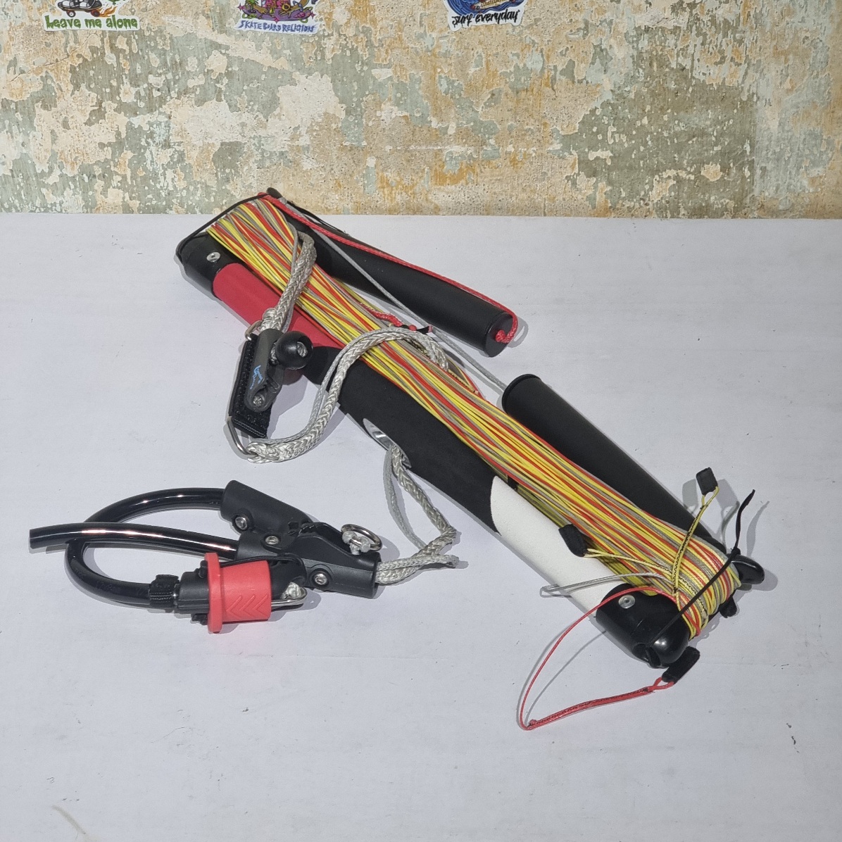[0205] อุปกรณ์สำหรับ kiteboard, บังคับว่าว control bar, สายรัด leash, เข็มขัดนิรภัย harness, สายว่าว lines