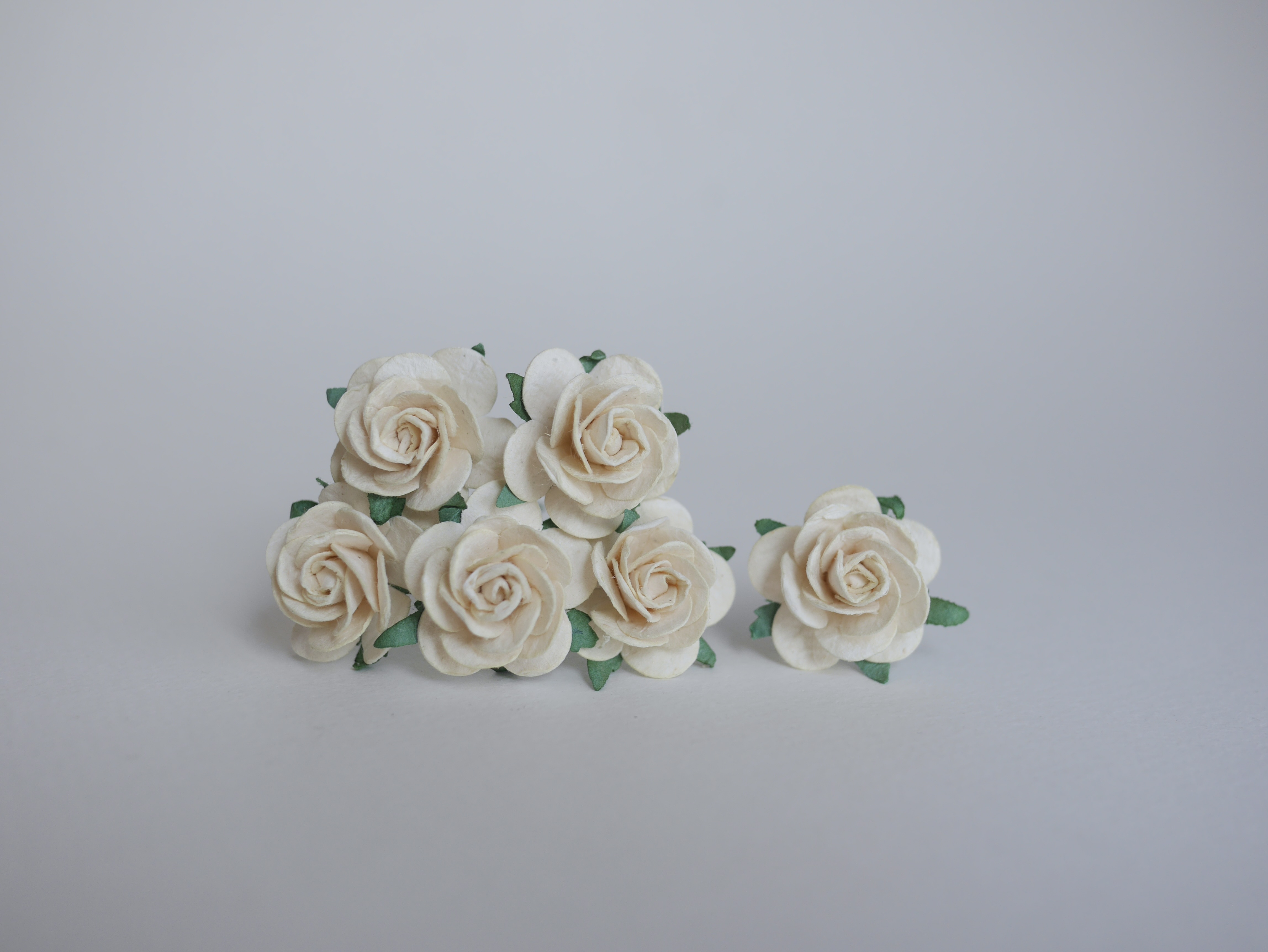 ดอกไม้กระดาษสา ดอกไม้กระดาษสา ราคาส่ง, ดอกกุหลาบกระดาษสา ดอกไม้ประดิษฐ์ สำหรับตกแต่ง หรืองานแต่งงาน สีงาช้างอ่อน ขนาด 2.5 cm. จำนวน 50 ดอก Paper flowers, handmade flowers, small roses paper size 2.5 cm. 50 pieces, ivory color.