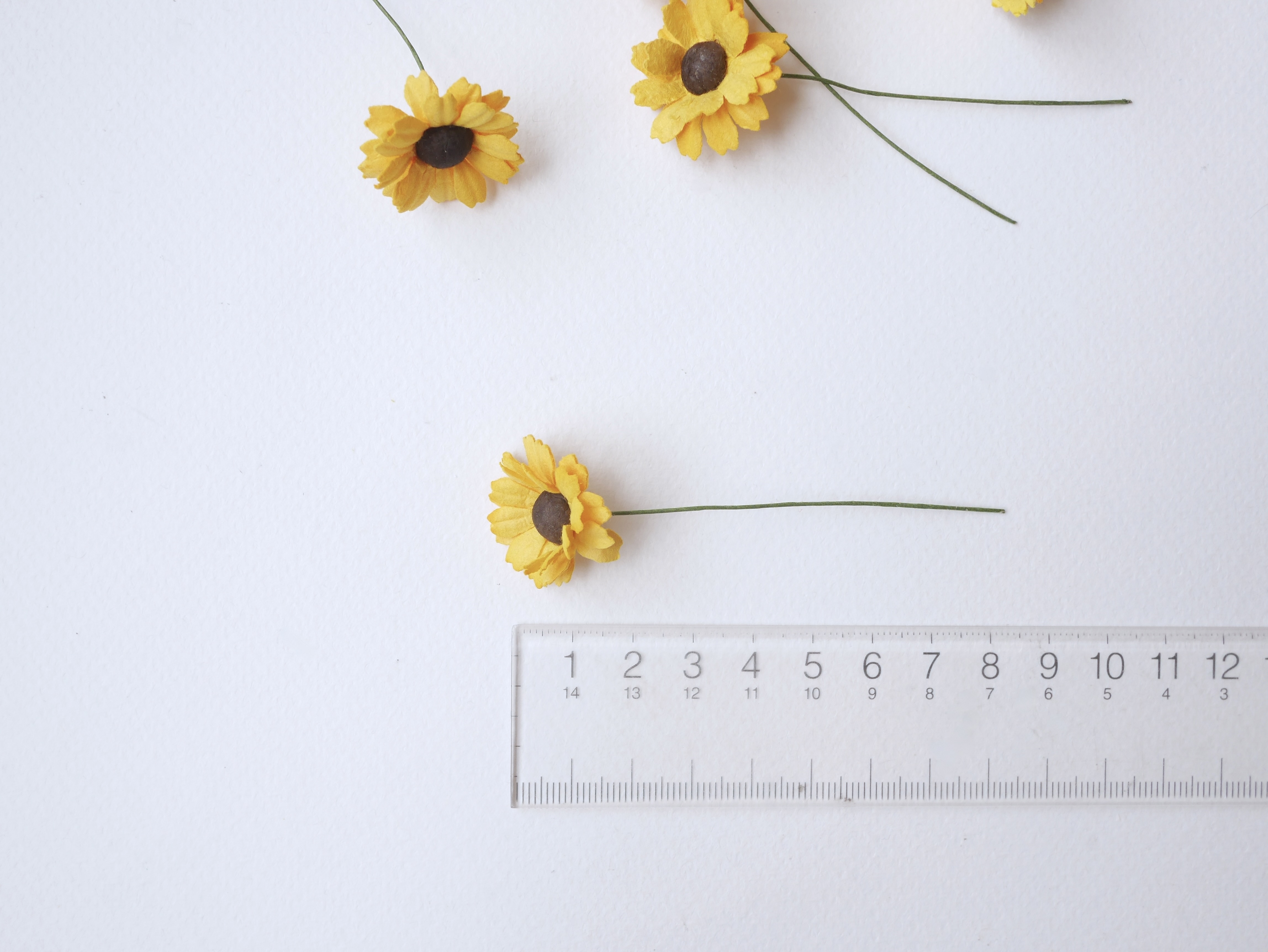 ดอกไม้กระดาษสา ดอกไม้ประดิษฐ์จากกระดาษสา ดอกเดซี่ เกสรสีทอง ดอกไม้กระดาษสาขายส่ง ดอกไม้ประดิษฐ์ ดอกไม้ทำข้อมือเพื่อนเจ้าสาว ดอก daisy ขนาด 3 cm. จำนวน 25 ดอก สีเหลือง Paper Flower, 25 Daisy Flowers, yellow color, size 3 cm., brown pollen.