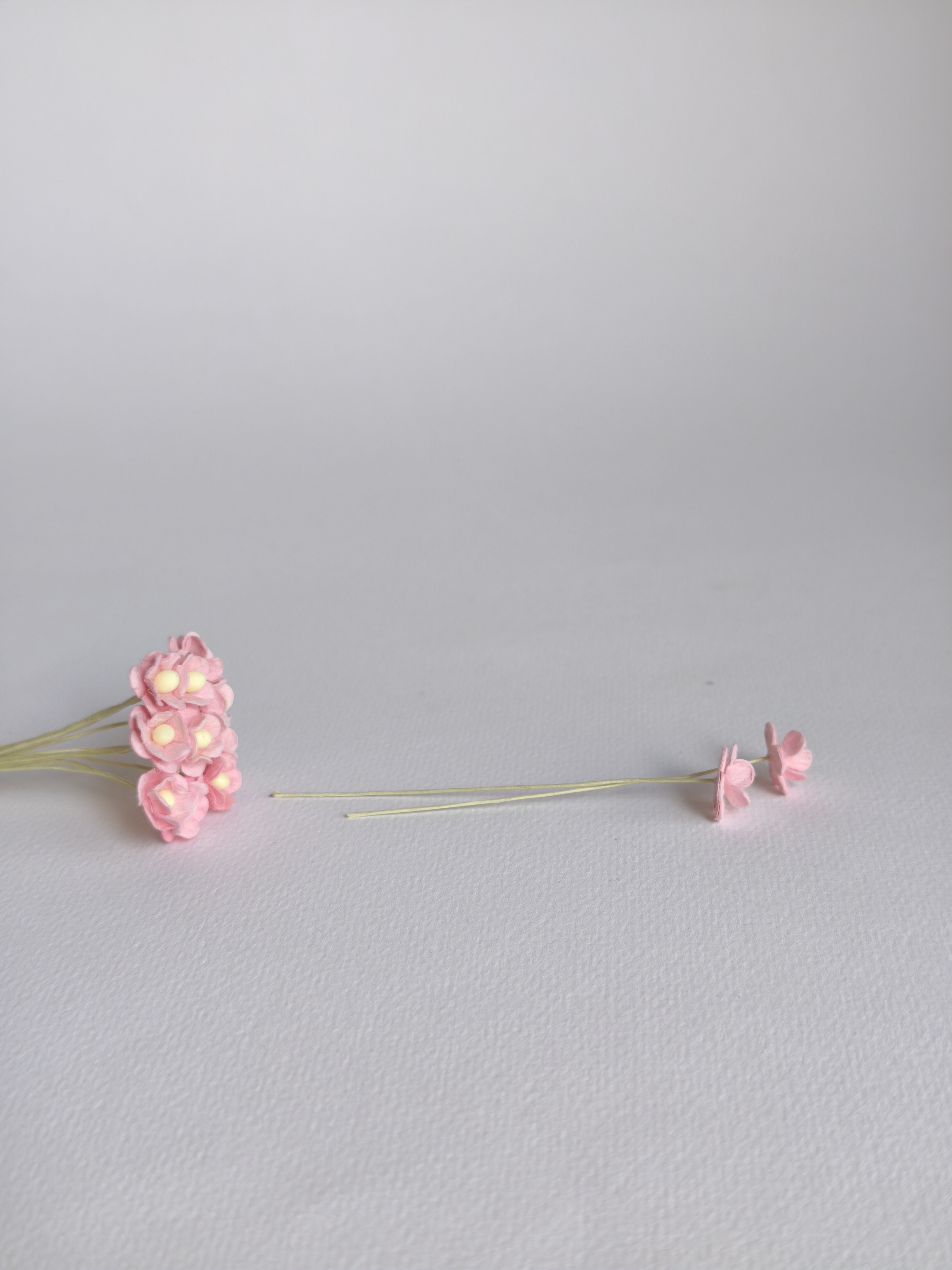 ดอกไม้กระดาษสา ดอกไม้กระดาษสาราคาส่ง ดอกไม้กระดาษสำหรับตกแต่ง งานแต่งงาน หรือติดของชำร่วย ดอก creeping lady 100 ดอก ขนาด 0.8 cm. สีชมพูพีช Small Paper Flower with stem, 100 pcs., size 0.8 cm., creeping flowers 2 layers, pink peach color