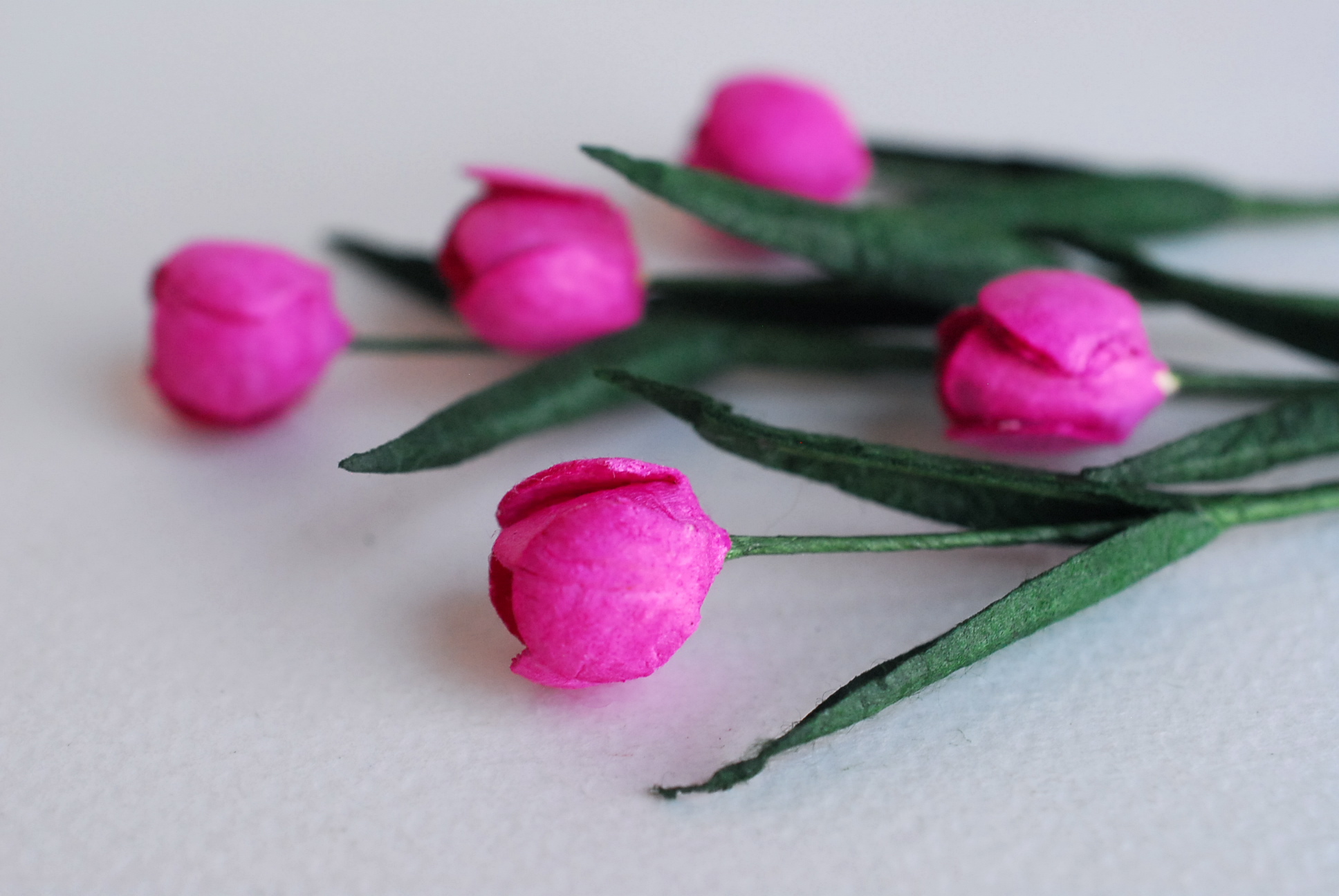 ดอกไม้ประดิษฐ์, ดอกไม้กระดาษสา, ดอกtulips, ดอกทิวลิปส์, ก้านสีเขียว งานประดิษฐ์ตกแต่งของชำร่วย,ทำการ์ดรับเชิญ,ช่อดอกไม้ขนาดเล็ก, ขนาด 1.5 cm. สีชมพูบานเย็น