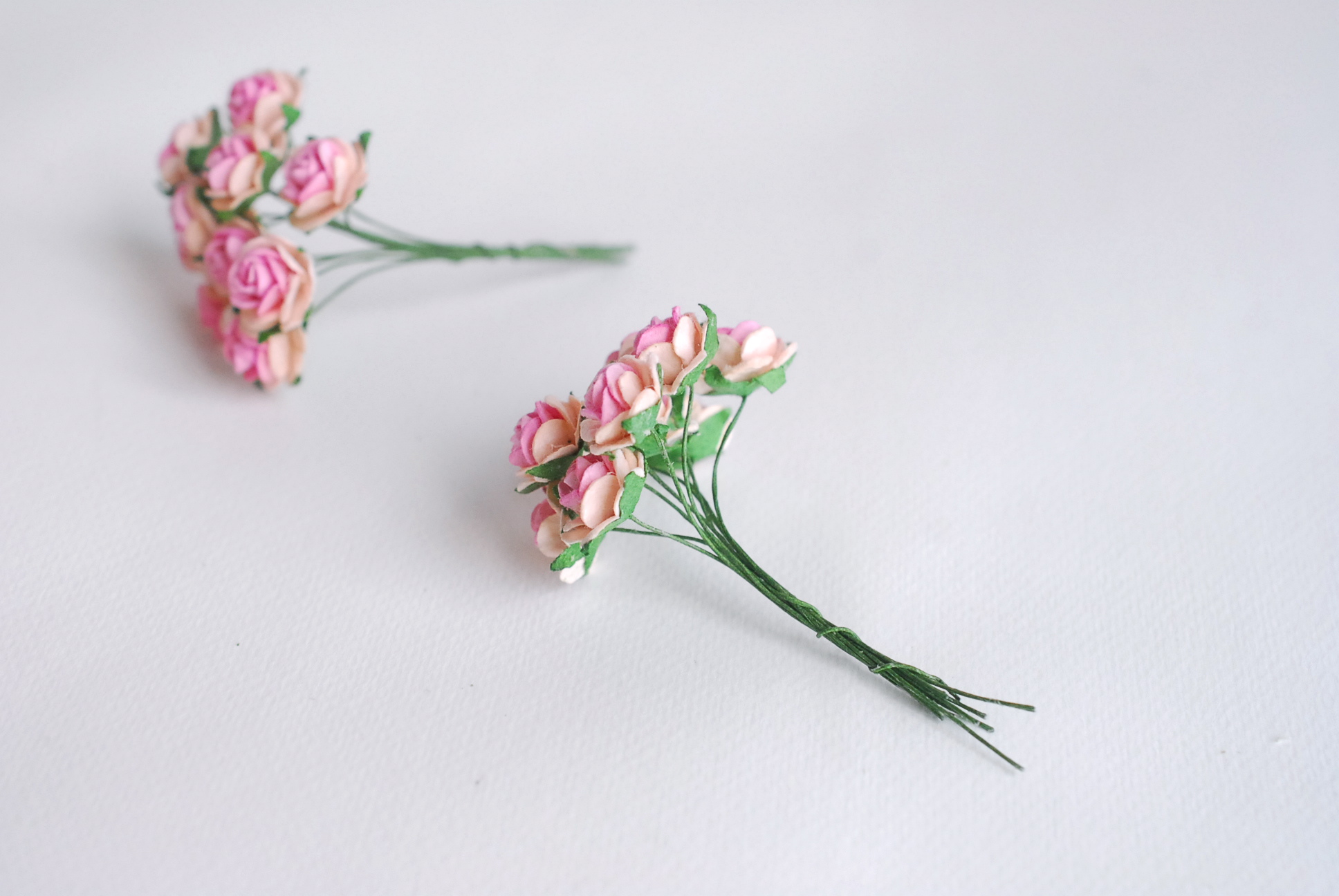 ดอกไม้กุหลาบกระดาษ ดอกไม้กระดาษสา, ดอกกุหลาบจิ๋ว, ดอกไม้กระดาษสาขายส่ง สีชมพู twotone ขนาด 1.5 cm. จำนวน 100 ดอก Paper Flowers size 1.5 cm., mini roses pink twotone color, 100 pcs.