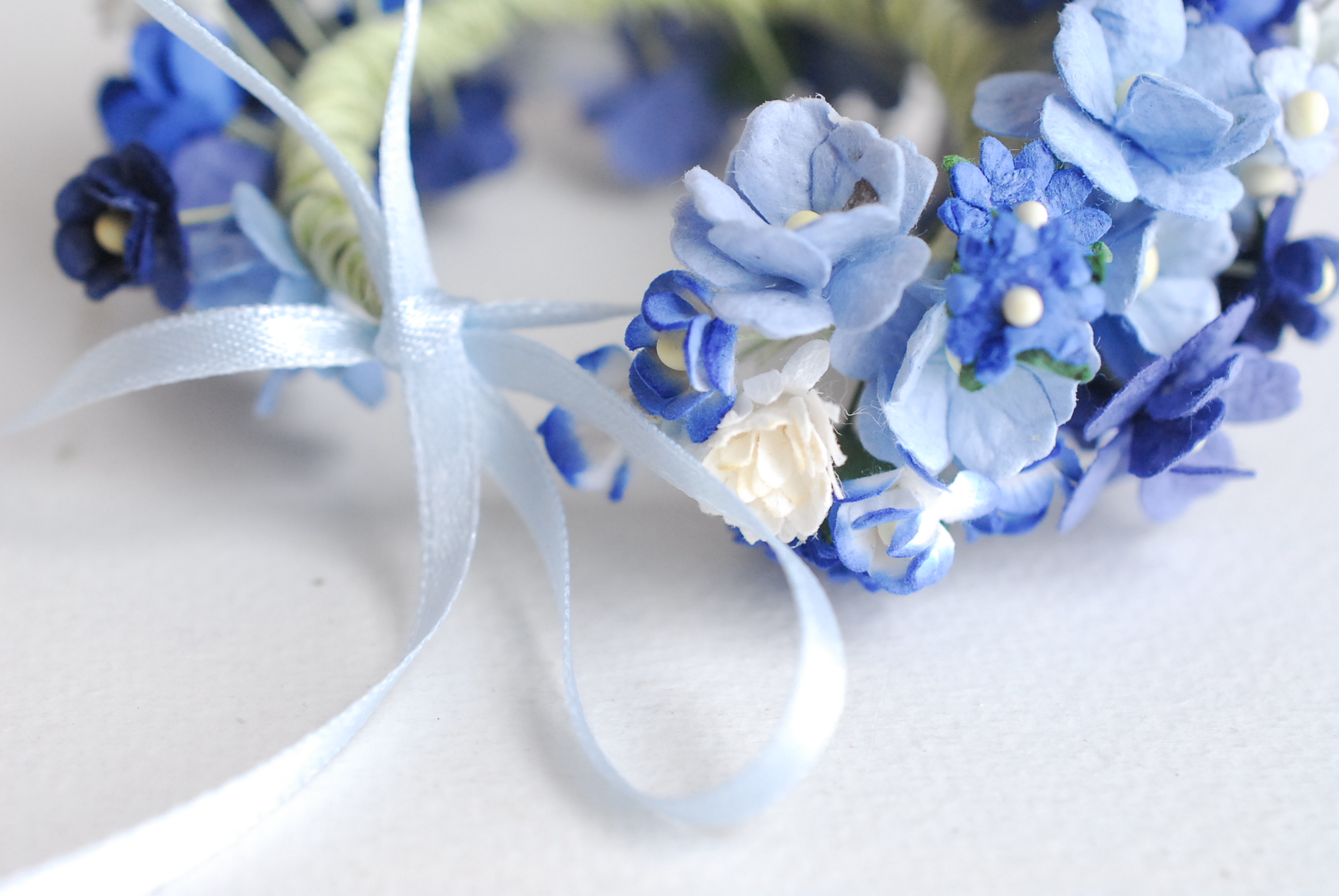 ข้อมือเพื่อนเจ้าสาว งานแต่งงาน ดอกไม้ประดิษฐ์ งานประดิษฐ์ DIY โทนสีน้ำเงิน ดอกไฮเดนเยียกระดาษสา และดอกไม้กระดาษสาขนาดเล็ก Handmade corsages 1 ชิ้น DIY corsage blue tone, hydenyia flowers 1 piece.