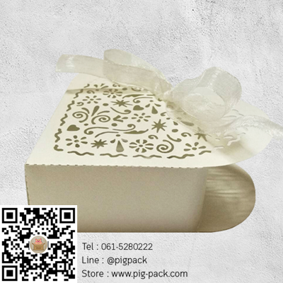 กล่องกระดาษสีขาวรูปหัวใจฉลุลายมีโบว์ ขนาด5x7x3 cm. แพ็ค50ชิ้น :004630