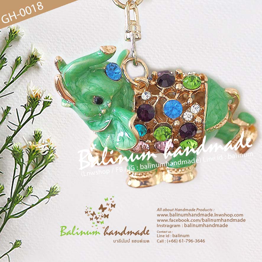 พวงกุญแจรูปช้าง ประดับเพชร สะท้อนเล่นไฟระยิบระยับ ดูหรูหราและสวยงามมากค่ะ เป็นทั้งพวงกุญแจและตะขอก้ามปู ใช้งานง่าย หรือสามารถนำไปเกี่ยวประดับกระเป๋าก็ได้ค่ะ เขียว (Green)