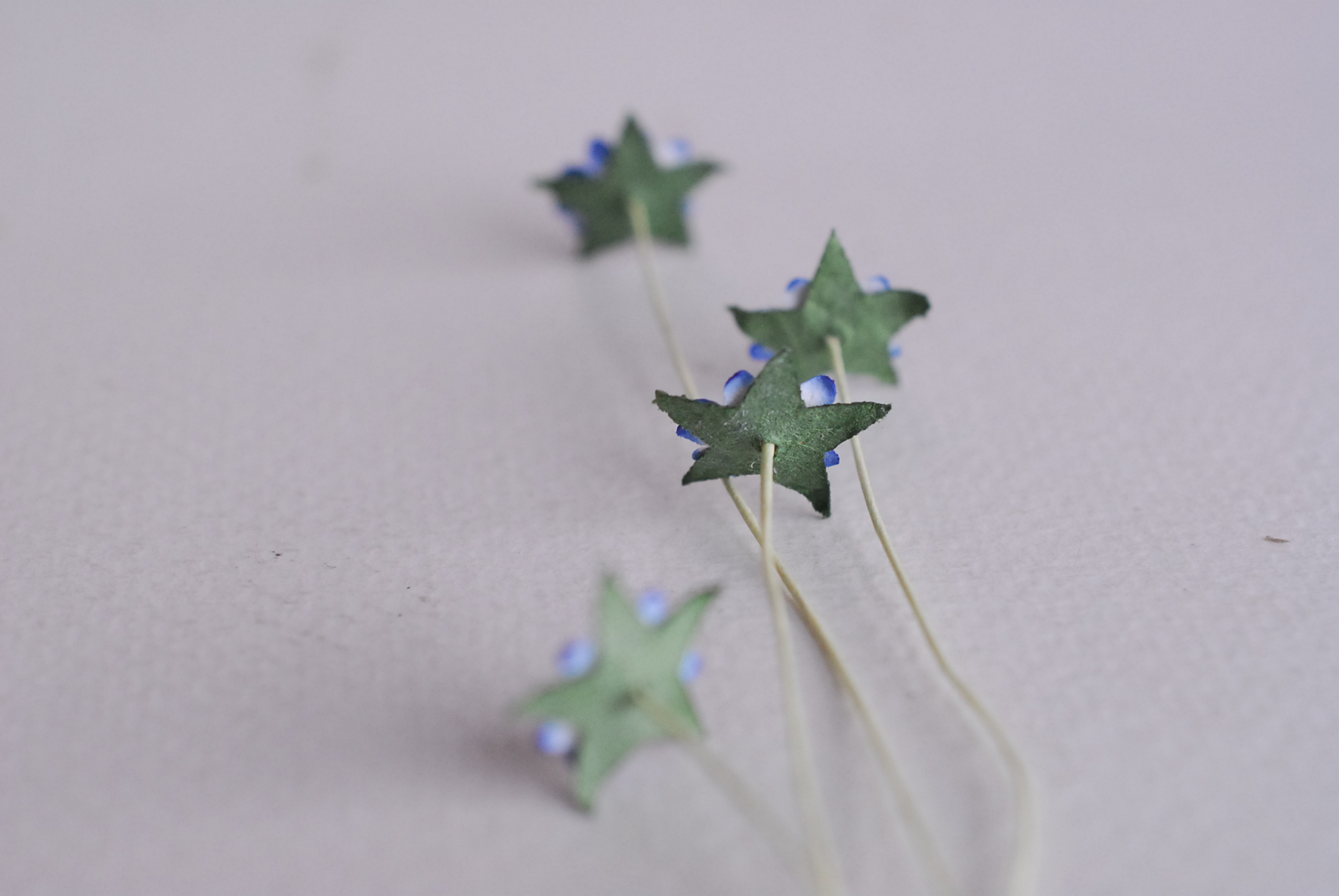 ดอกไม้กระดาษสา ดอกไม้กระดาษสาราคาส่ง ดอกไม้กระดาษสำหรับตกแต่ง งานแต่งงาน หรือติดของชำร่วย ดอกเดซี่ 100 ดอก ขนาด 0.8 cm. สีน้ำเงินปัดขาว Small Paper Flower with stem, 100 pcs., size 0.8 cm., daisy flowers 2 layers, blue brush white color.