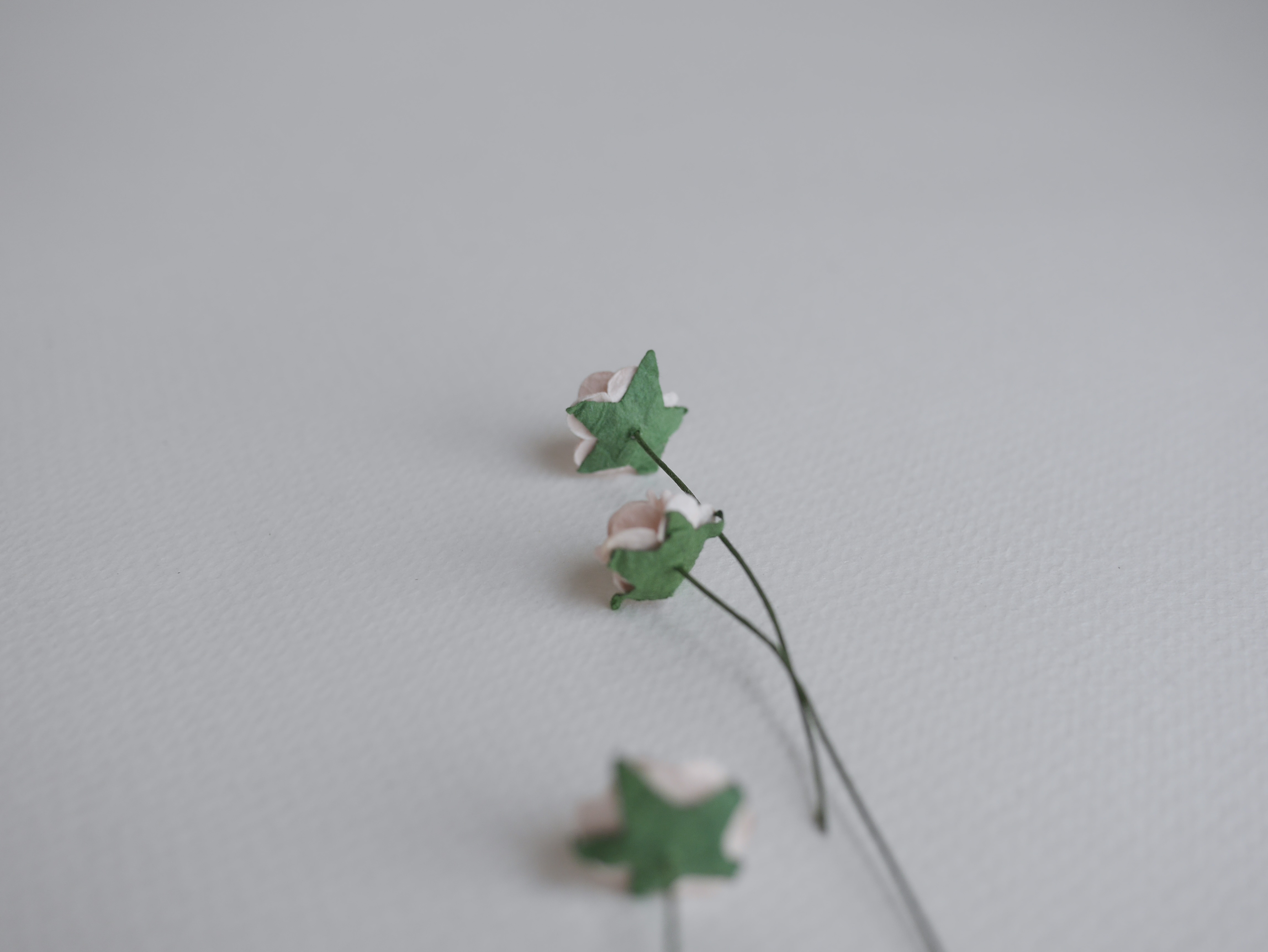 ดอกไม้กุหลาบกระดาษ ดอกไม้กระดาษสา, ดอกกุหลาบจิ๋ว, ดอกไม้กระดาษสาขายส่ง สีชมพูพีชอ่อนขนาด 1.5 cm. จำนวน 100 ดอก Paper Flowers size 1.5 cm., mini roses pale peach pink color, 100 pcs.