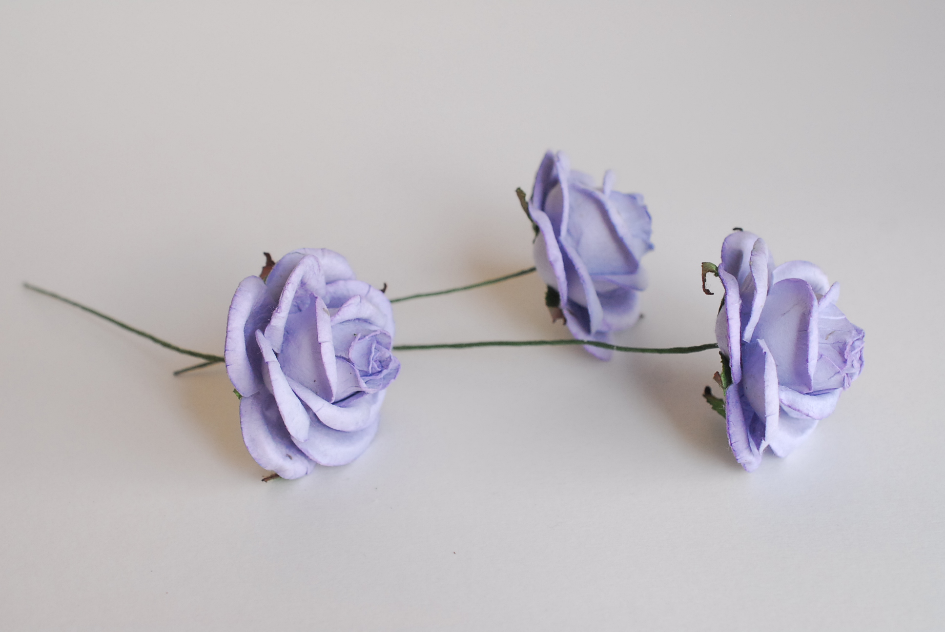 ดอกไม้กระดาษสาราคาส่ง, ดอกกุหลาบกระดาษสา ดอกไม้ประดิษฐ์ ตกแต่งงานแต่งงาน ขนา่ด 4.5 cm., สำหรับของชำร่วย, งานแต่งงาน, ดอกไม้ทำข้อมือเจ้าสาว สีม่วงอ่อนตุ่น Paper flower,20 Pieces mulberry rose, 4.5 cm. periwinkle color.