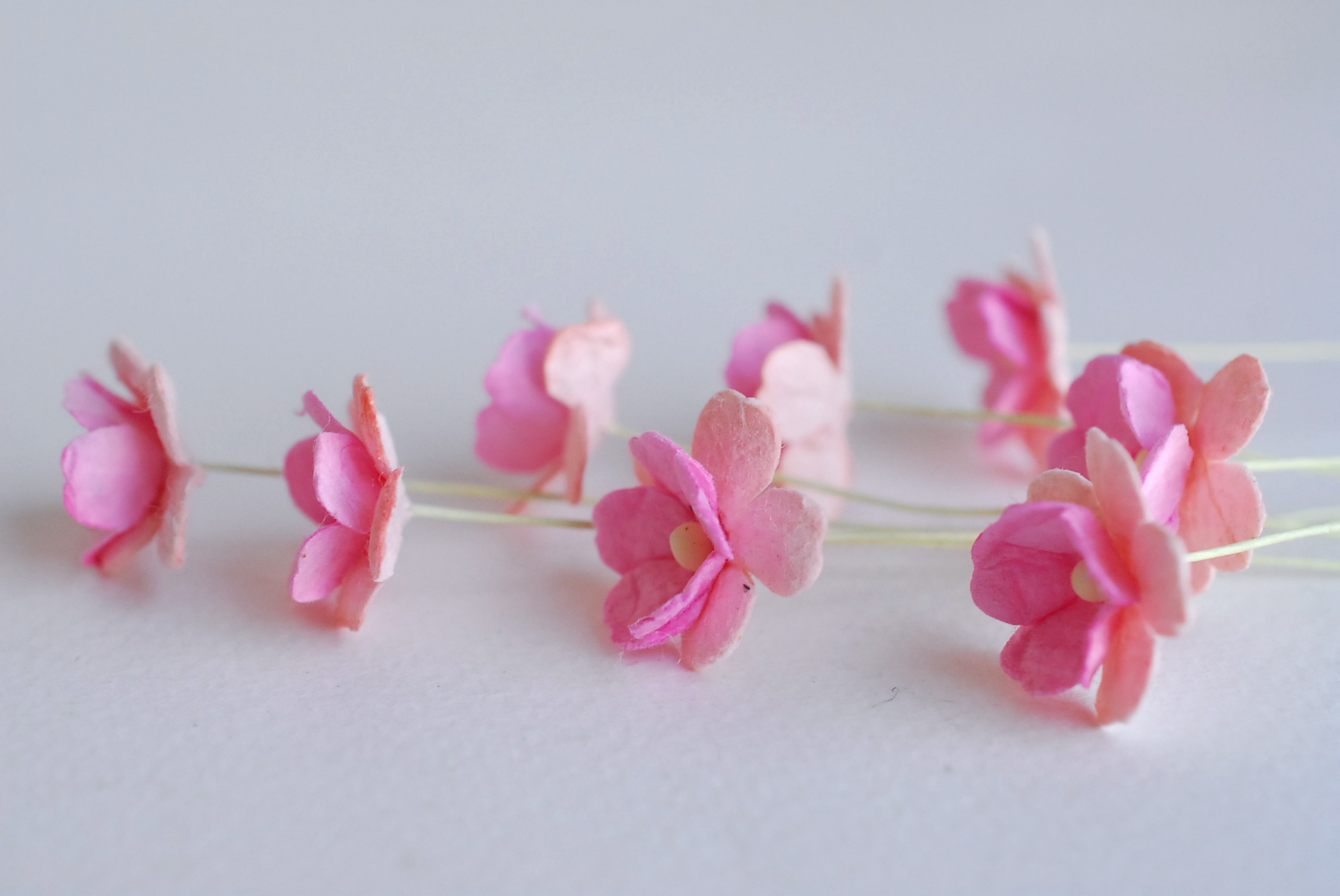 ดอกไม้กระดาษสา ราคาส่ง, ดอกไฮเดรนเยียกระดาษสา ดอกไม้ประดิษฐ์ ตกแต่งงานแต่งงาน ประดิษฐ์ข้อมือเพื่อนเจ้าสาว ขนา่ด 1.5 cm., สำหรับของชำร่วย, งานแต่งงาน, ดอกไม้ทำข้อมือเจ้าสาว สีชมพู-ชมพูอ่อน จำนวน 100 ดอก Paper flower,100 Pieces mulberry hydenyia, 2 TONE pin