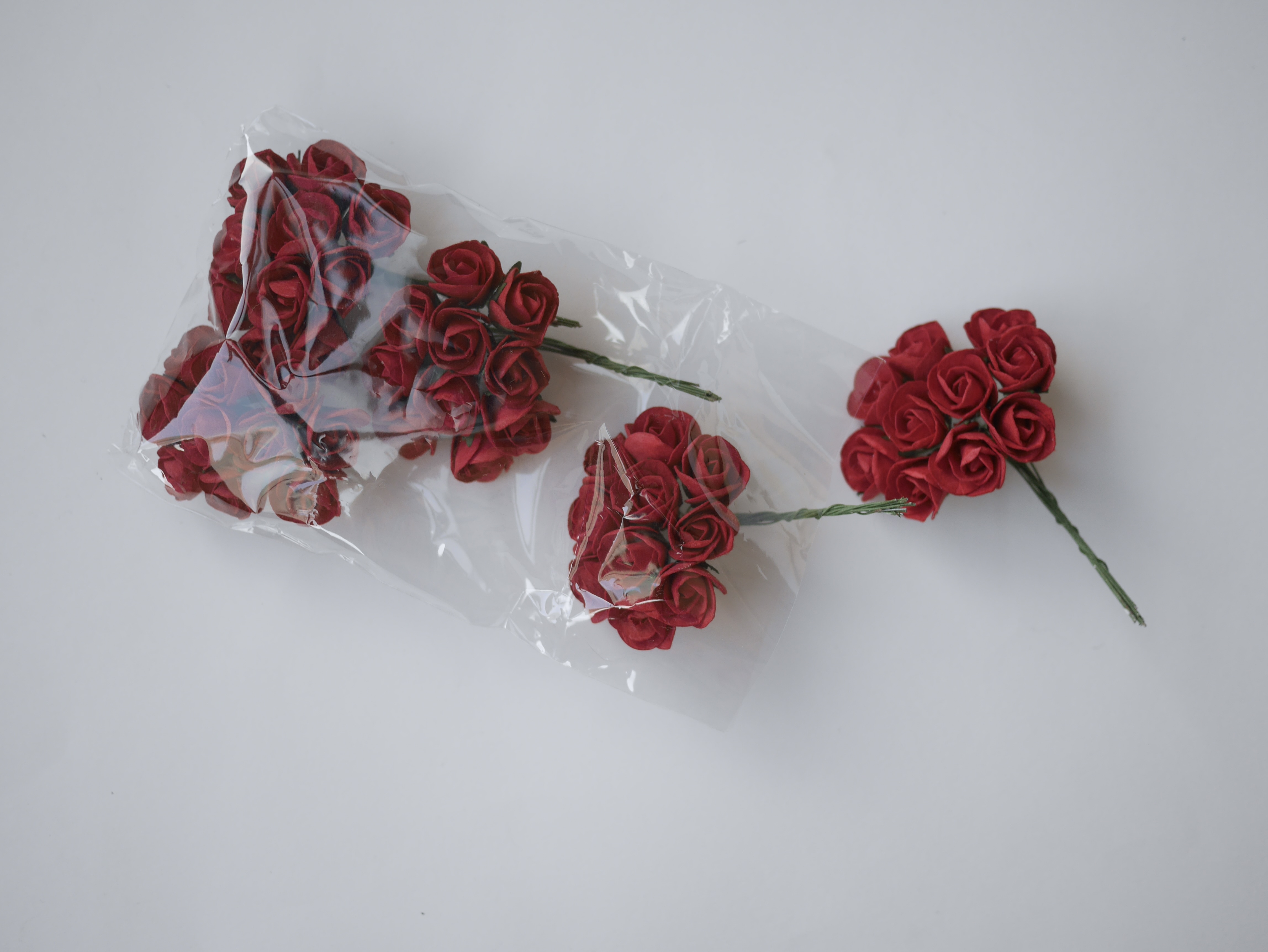 ดอกไม้กระดาษสา ดอกไม้กระดาษสา จตุจักร งานประดิษฐ์ ดอกไม้ทำข้อมือเพื่อนเจ้าสาว แต่งงาน, ดอกกุหลาบตูม 50 ดอก สีแดง ขนาด 1.8x2.0 cm. paper flowers, budding roses flower 1.8 x2.0 cm. 50 pieces. red color