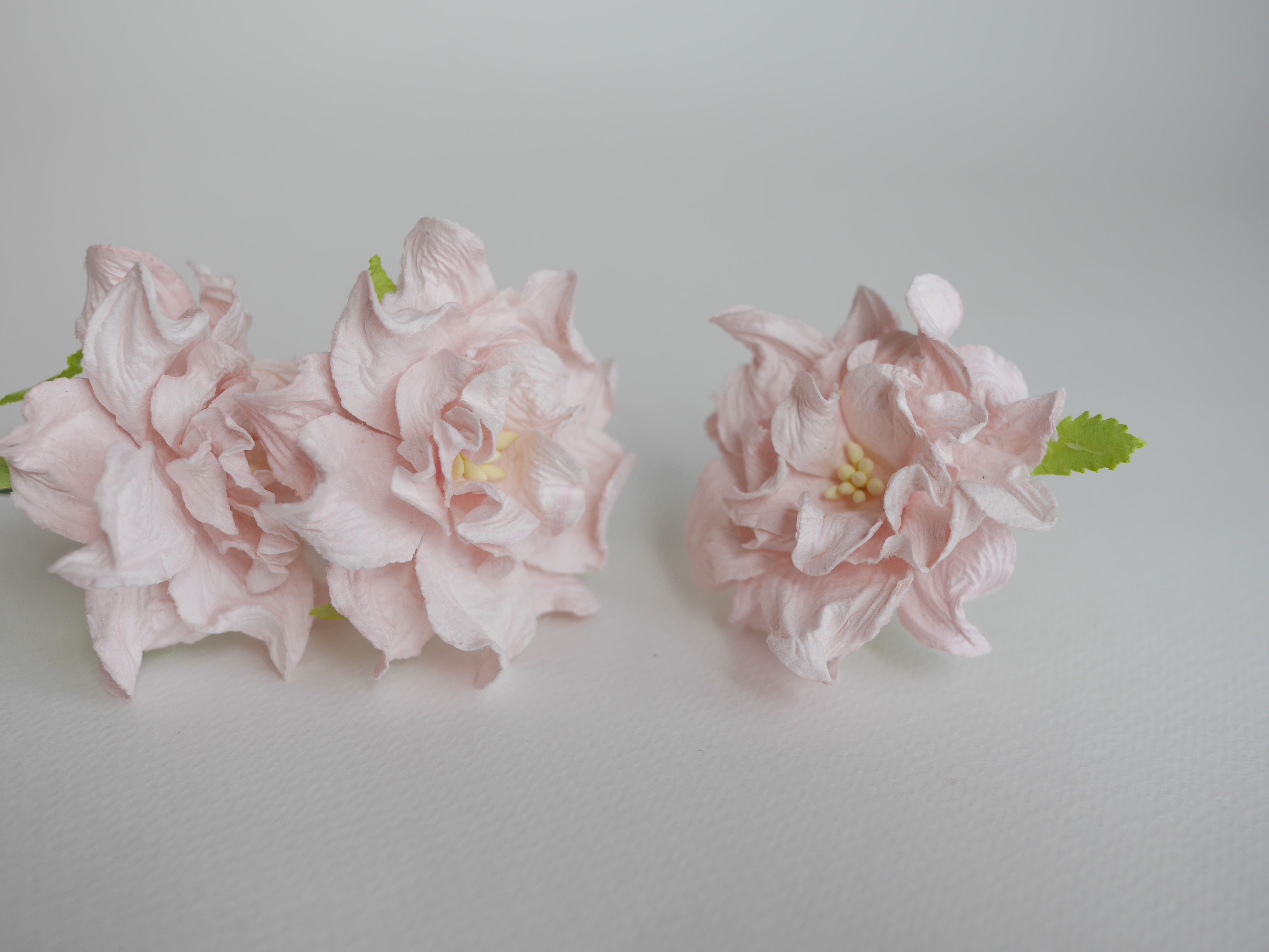 ดอกไม้กระดาษสา ราคาส่ง, ดอกการเดนเนียกระดาษสา ดอกไม้ประดิษฐ์ ตกแต่งงานแต่งงาน ประดิษฐ์ข้อมือเพื่อนเจ้าสาว ขนาด 5.5 cm., สำหรับของชำร่วย, งานแต่งงาน, ดอกไม้ทำข้อมือเจ้าสาว สีชมพูอ่อน จำนวน 25 ดอก Paper flower, 25 Pieces mulberry gardenia flowers supplies s