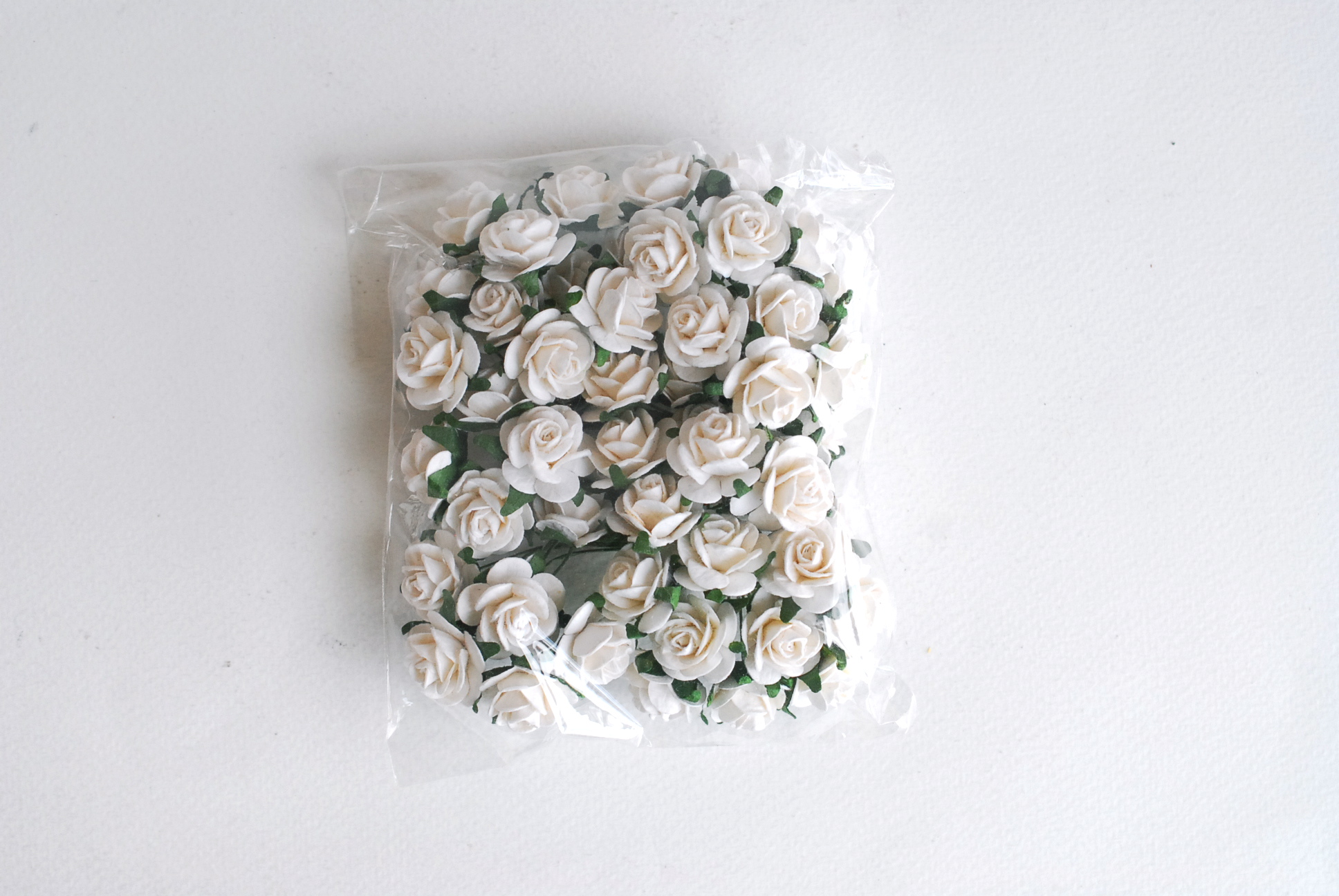 ดอกไม้กระดาษสา ราคาส่ง, ดอกกุหลาบกระดาษสา ดอกไม้ประดิษฐ์ ตกแต่งงานแต่งงาน ขนา่ด 2.00 cm., สำหรับของชำร่วย, งานแต่งงาน, ดอกไม้ทำข้อมือเจ้าสาว สีขาว จำนวน 50 ดอก Paper flower,50 Pieces mulberry rose, 2 cm. white color.