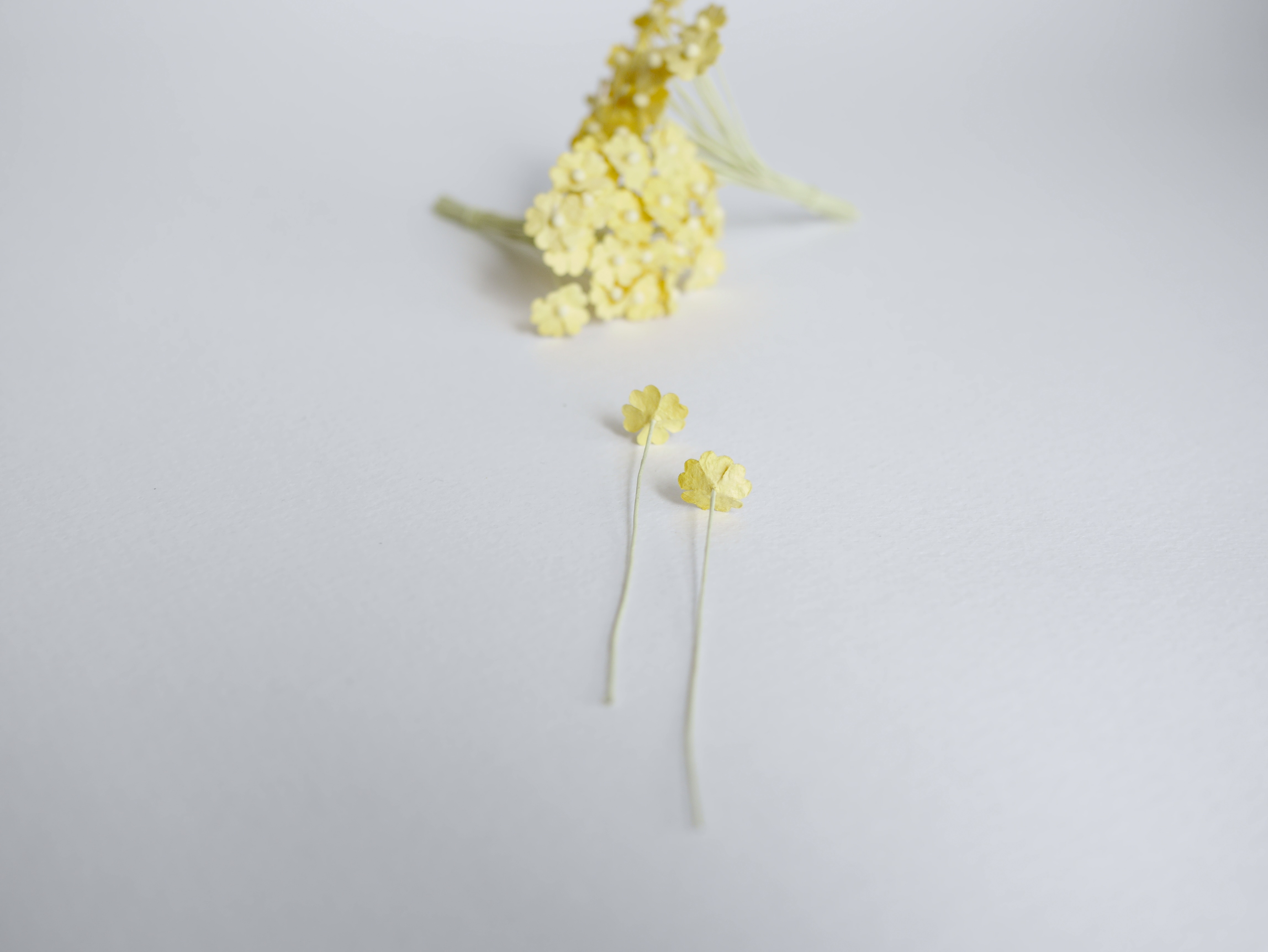 ดอกไม้กระดาษสา ดอกไม้กระดาษสาราคาส่ง ดอกไม้กระดาษสำหรับตกแต่ง งานแต่งงาน หรือติดของชำร่วย ดอกไม้จิ๋ว 100 ดอก ขนาด 1 cm. สีเหลือง Small Paper Flower with stem, , 100 pcs., size 1 cm., small creeping ladies flowers 1 layer, yellow color.