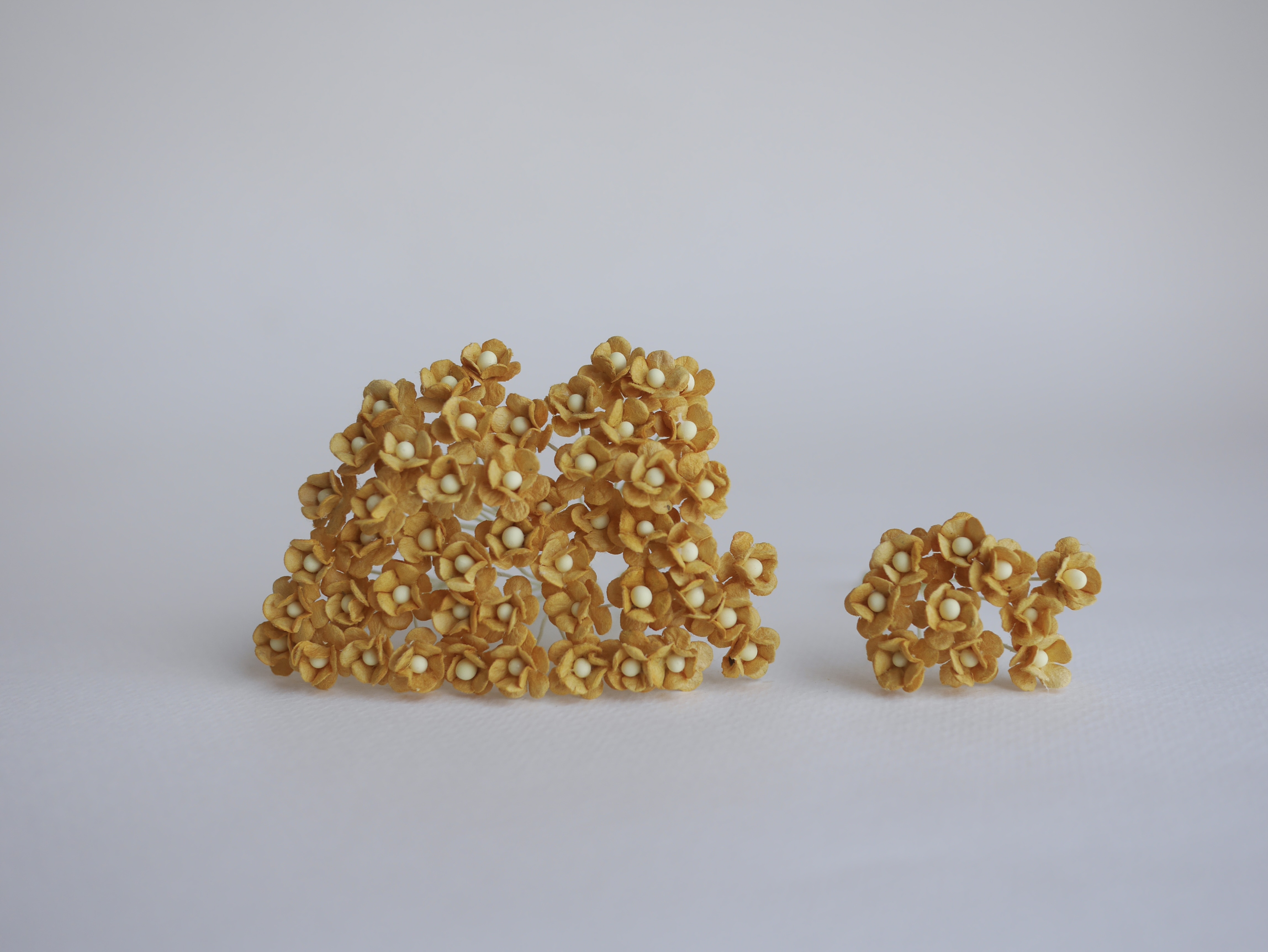 ดอกไม้กระดาษสา ดอกไม้กระดาษสาราคาส่ง ดอกไม้กระดาษสำหรับตกแต่ง งานแต่งงาน หรือติดของชำร่วย ดอก creeping lady 100 ดอก ขนาด 0.8 cm. สีน้ำตาลกากี Small Paper Flower with stem, 100 pcs., size 0.8 cm., creeping flowers 2 layers, khaki brown color.