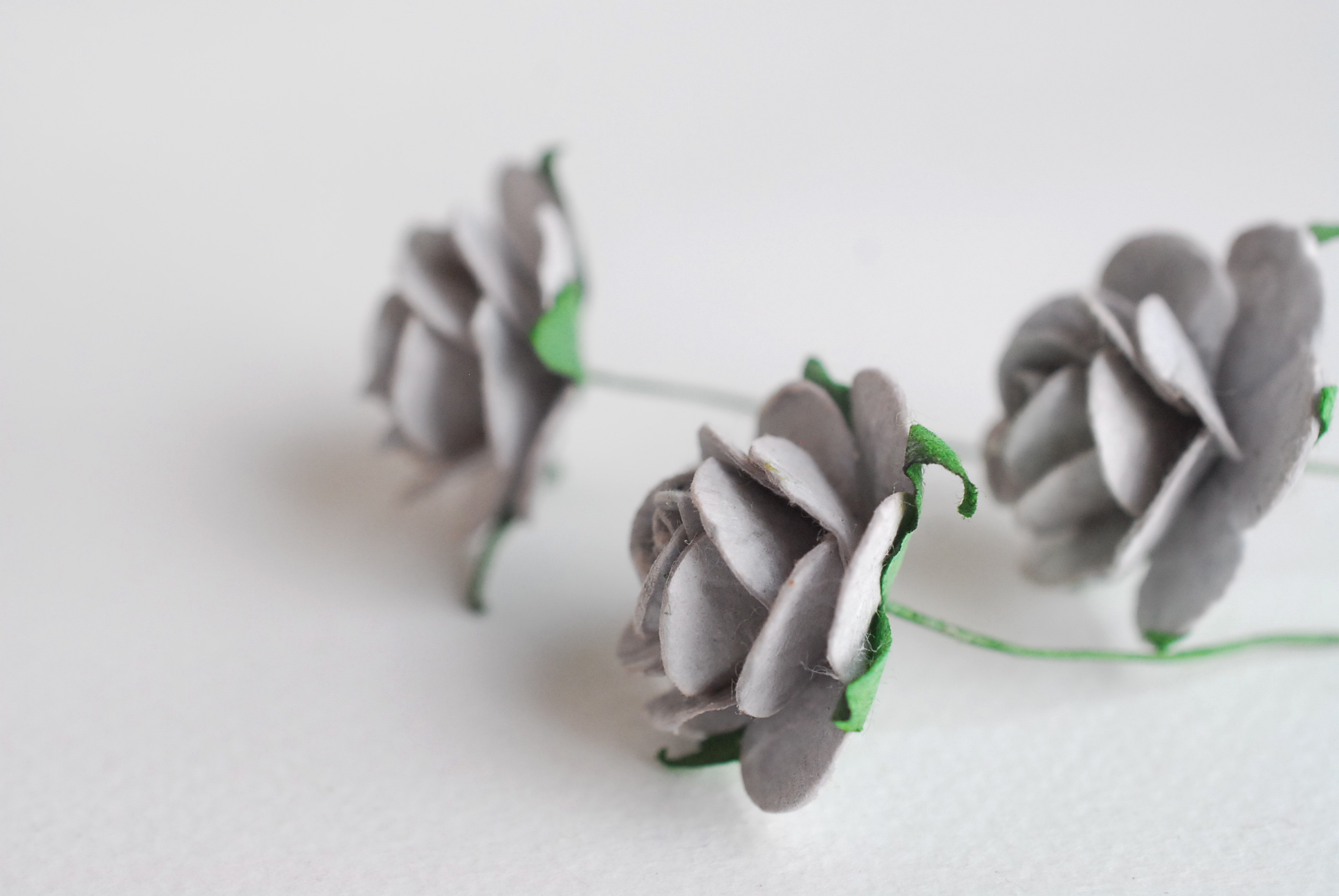 ดอกไม้กระดาษสา ดอกไม้กระดาษสา ราคาส่ง, ดอกกุหลาบกระดาษสา ดอกไม้ประดิษฐ์ สำหรับตกแต่ง หรืองานแต่งงาน สีเทา ขนาด 2.5 cm. จำนวน 50 ดอก Paper flowers, handmade flowers, small roses paper size 2.5 cm. 50 pieces, grey color.