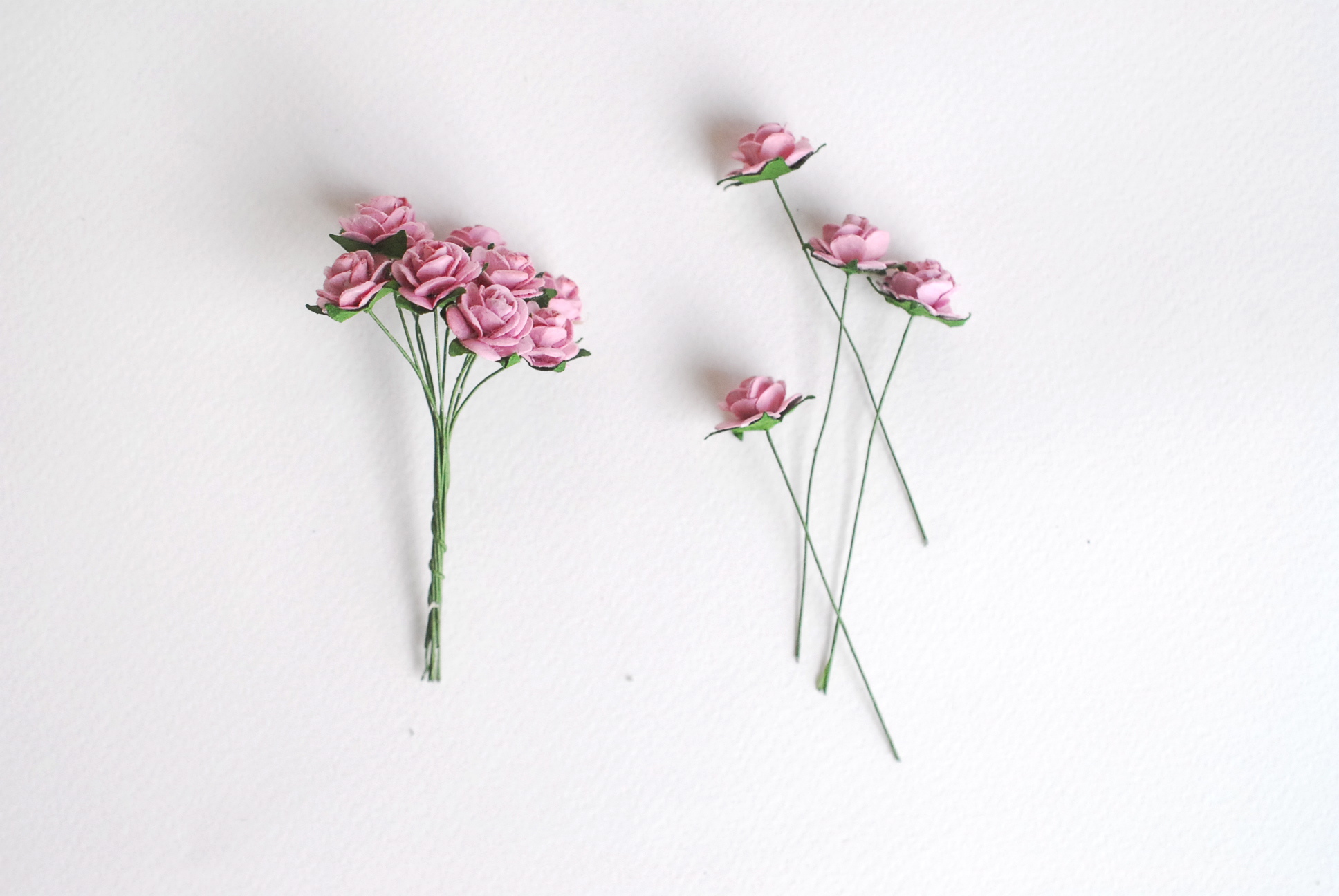 ดอกไม้กุหลาบกระดาษ ดอกไม้กระดาษสา, ดอกกุหลาบจิ๋ว, ดอกไม้กระดาษสาขายส่ง สีชมพูม่วง ขนาด 1.5 cm. จำนวน 100 ดอก Paper Flowers size 1.5 cm., mini roses pink purple color, 100 pcs.