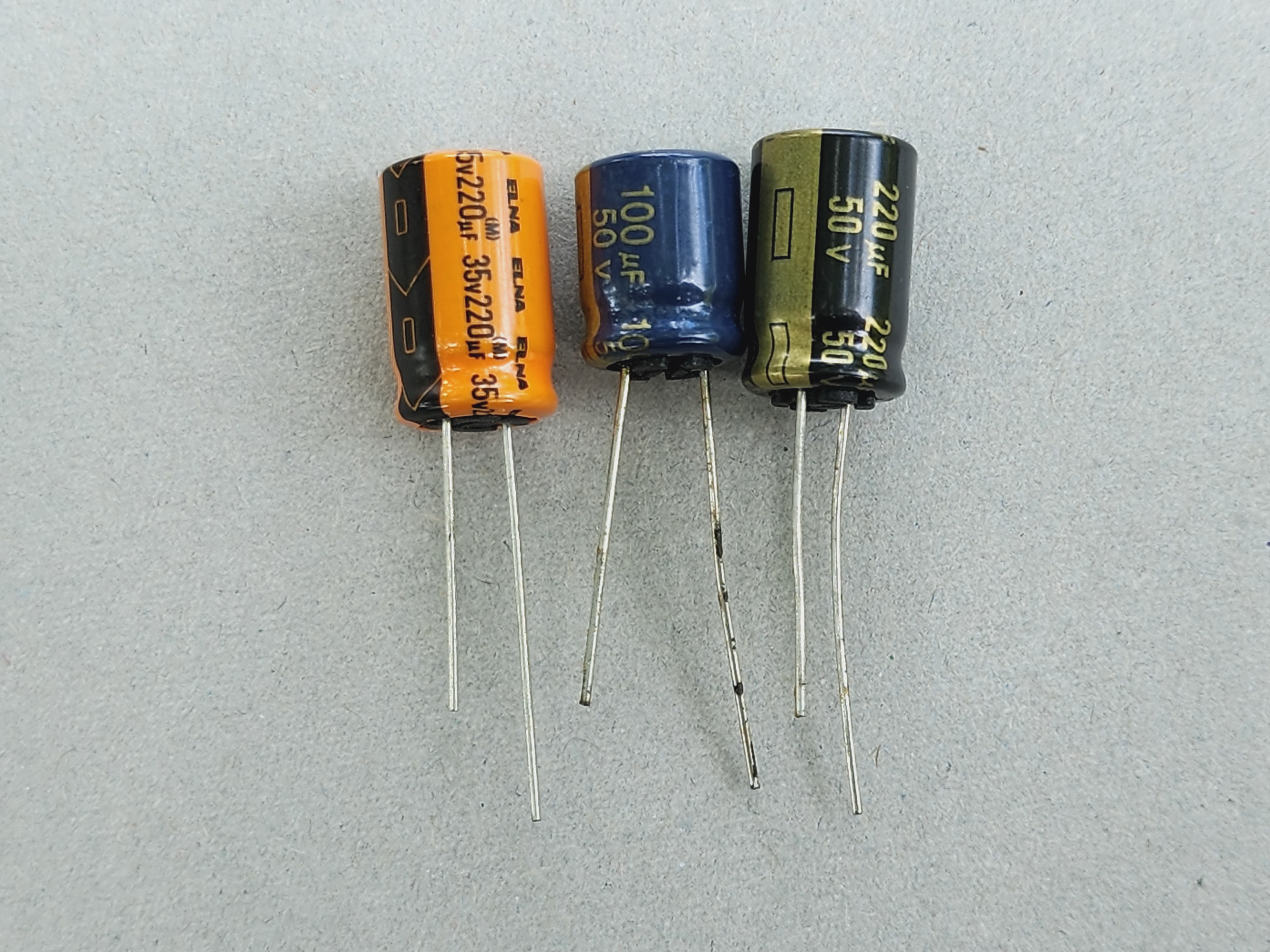 รูปตัวเก็บประจุชนิดอิเล็กโทรไลต์ เป็นตัวเก็บประจุชนิดมีขั้ว และ สัญลักษณ์ C มีขั้ว