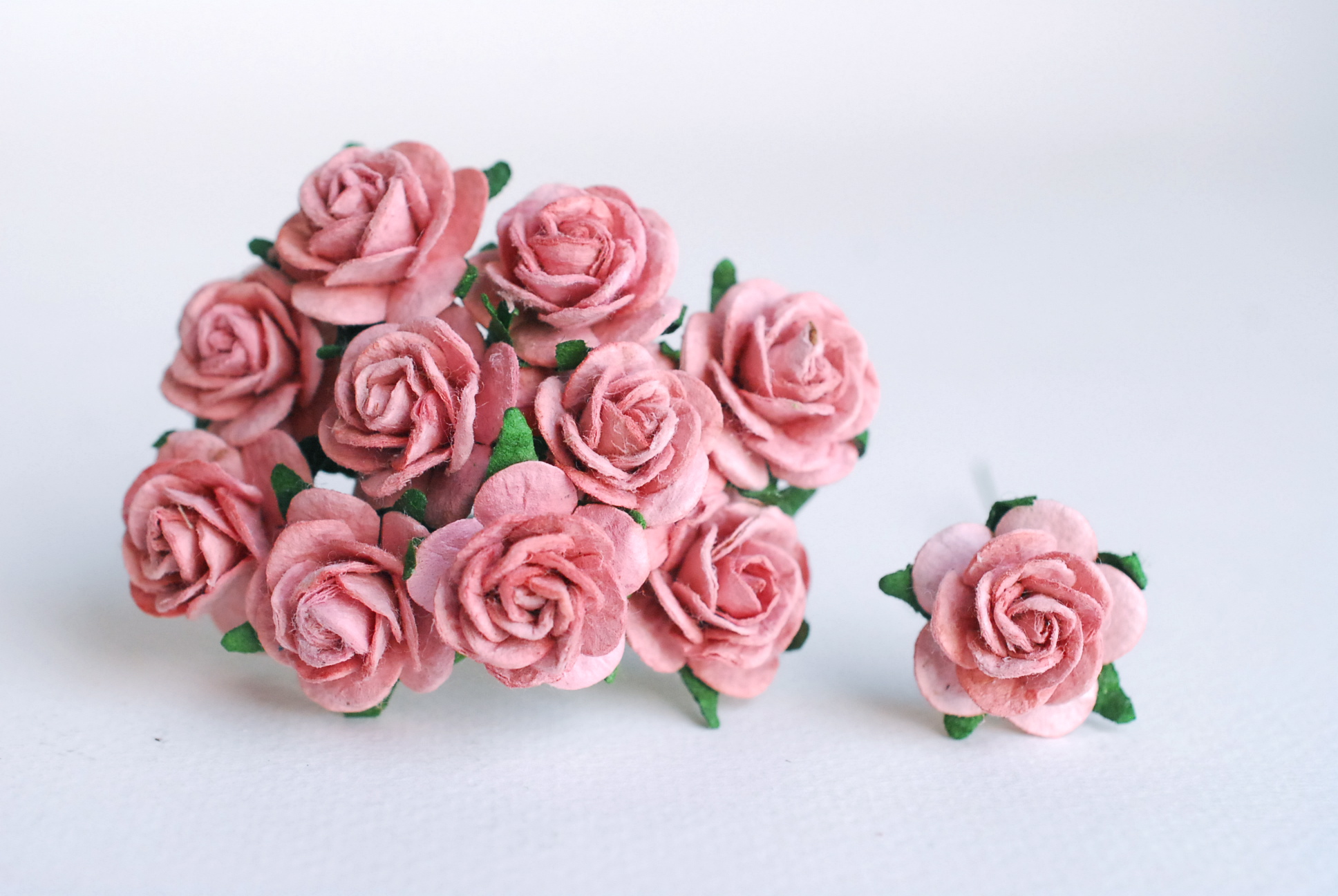 ดอกไม้กระดาษสา ราคาส่ง, งานประดิษฐ์, ของชำร่วย, งานแต่งงาน, ข้อมือเจ้าสาว สีชมพูหม่น ขนาด 2 cm. จำนวน 50 ดอก paper flowers, DIY paper flowers supplies, mini roses paper size2 cm. 50 pieces.