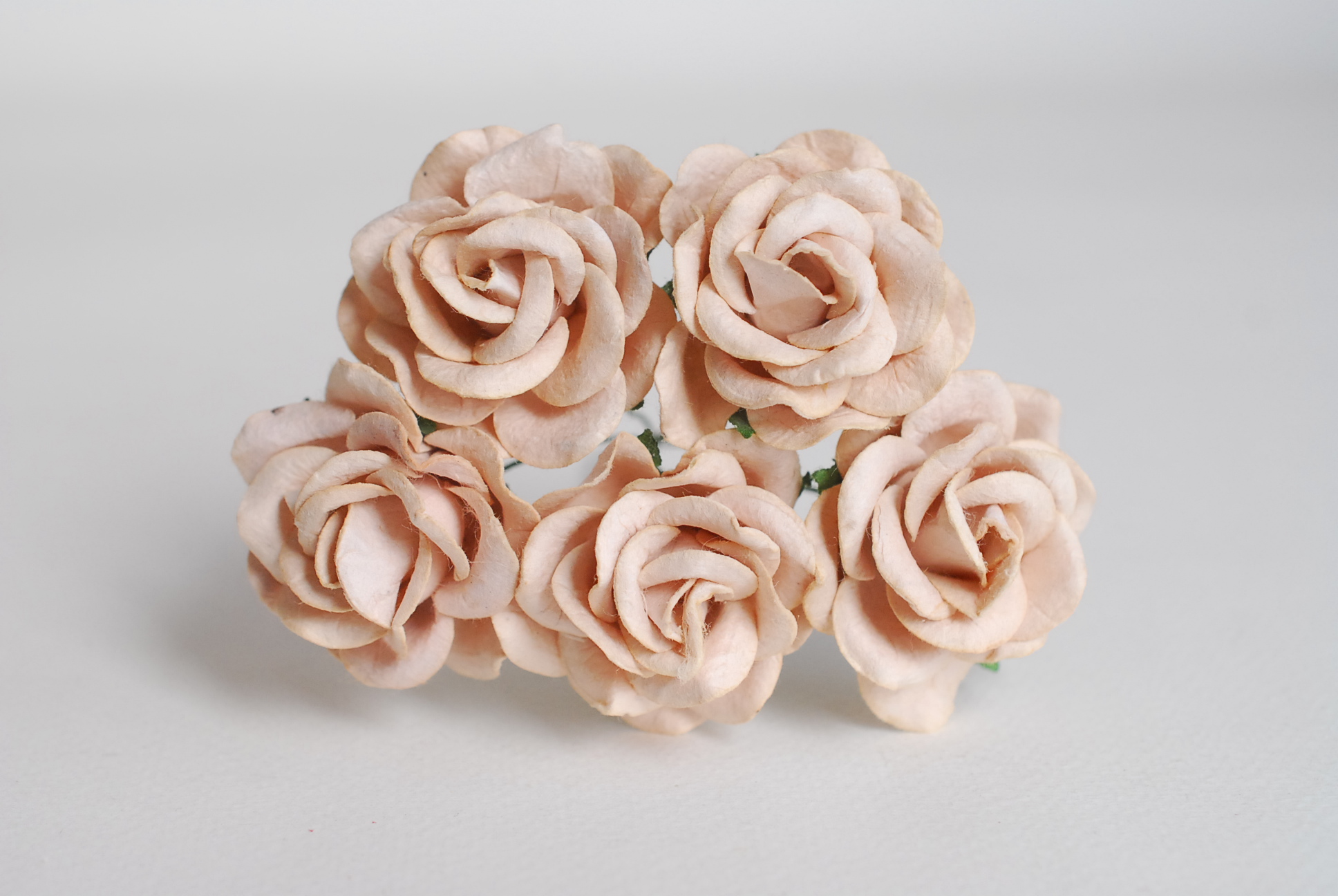 ดอกไม้กระดาษสา ดอกกุหลาบกระดาษสา ดอกไม้กุหลาบ กลีบโค้ง ดอกไม้ประดิษฐ์ สำหรับตกแต่ง หรืองานแต่งงาน สีน้ำตาลอ่อน ขนาด 3.5 cm. จำนวน 25 ดอก Paper flowers, handmade flowers, small roses paper size 3.5 cm. 25 pieces, soft brown color.