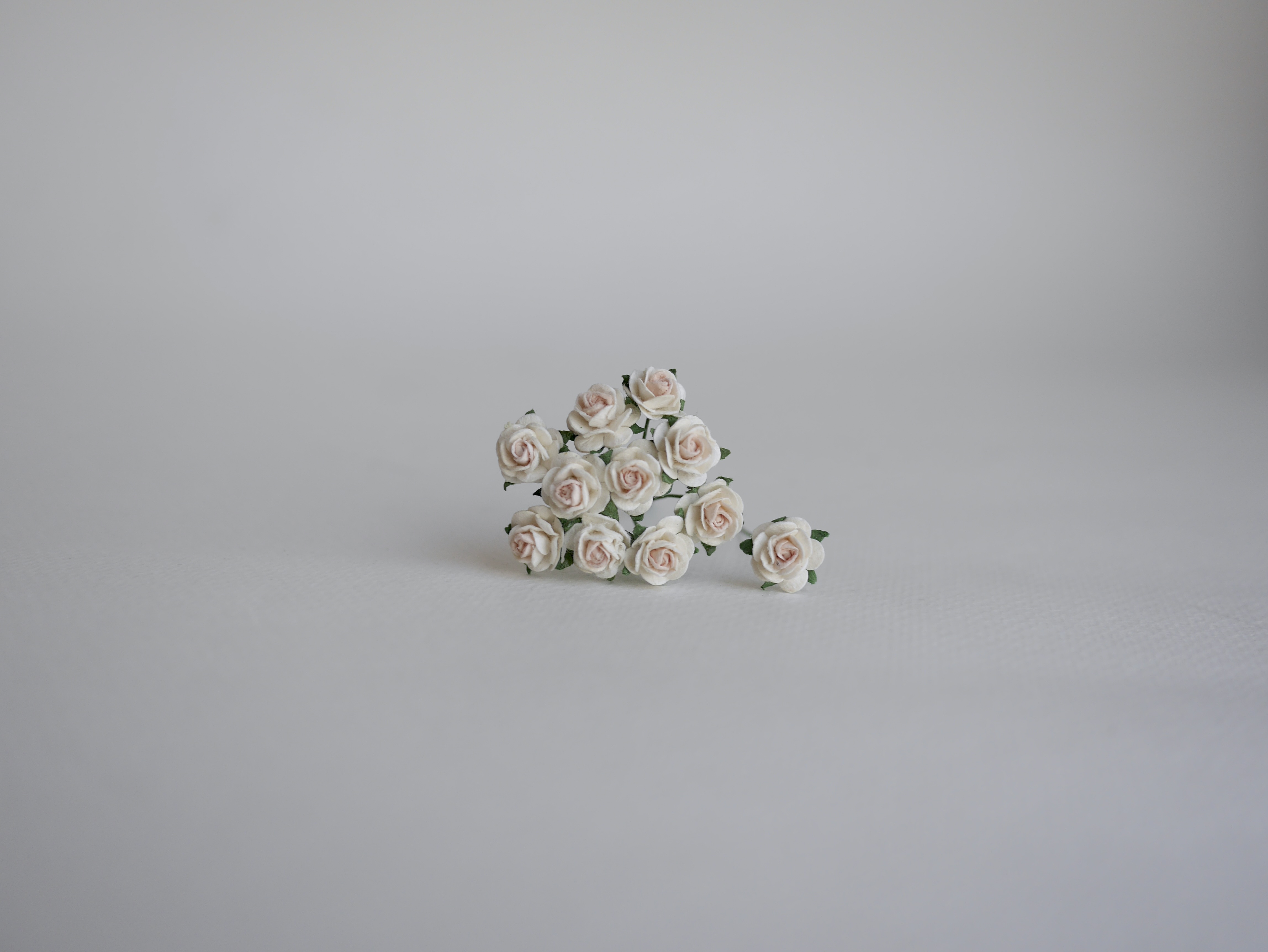 ดอกไม้กระดาษสาสำหรับตกแต่ง ของชำร่วย ดอกกุหลาบกระดาษสา ดอกไม้จิ๋ว สีชมพู ขาว two-tone #921 ขนาด 0.8 cm. จำนวน 100 ดอก/1 ถุง