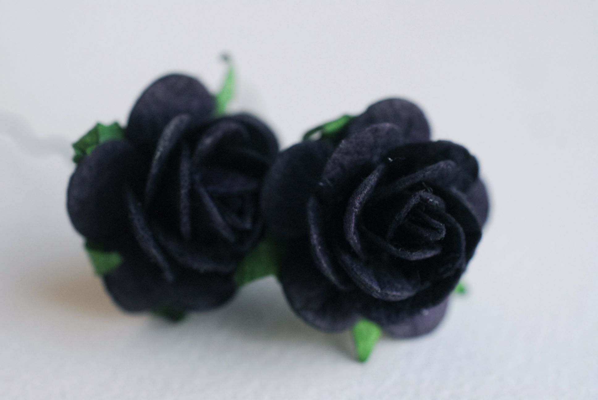 ดอกไม้กระดาษสา ดอกไม้กระดาษสา ราคาส่ง, ดอกกุหลาบกระดาษสา ดอกไม้ประดิษฐ์ สำหรับตกแต่ง หรืองานแต่งงาน สีดำน้ำเงิน ขนาด 2.5 cm. จำนวน 50 ดอก Paper flowers, handmade flowers, small roses paper size 2.5 cm. 50 pieces, black-blue color.