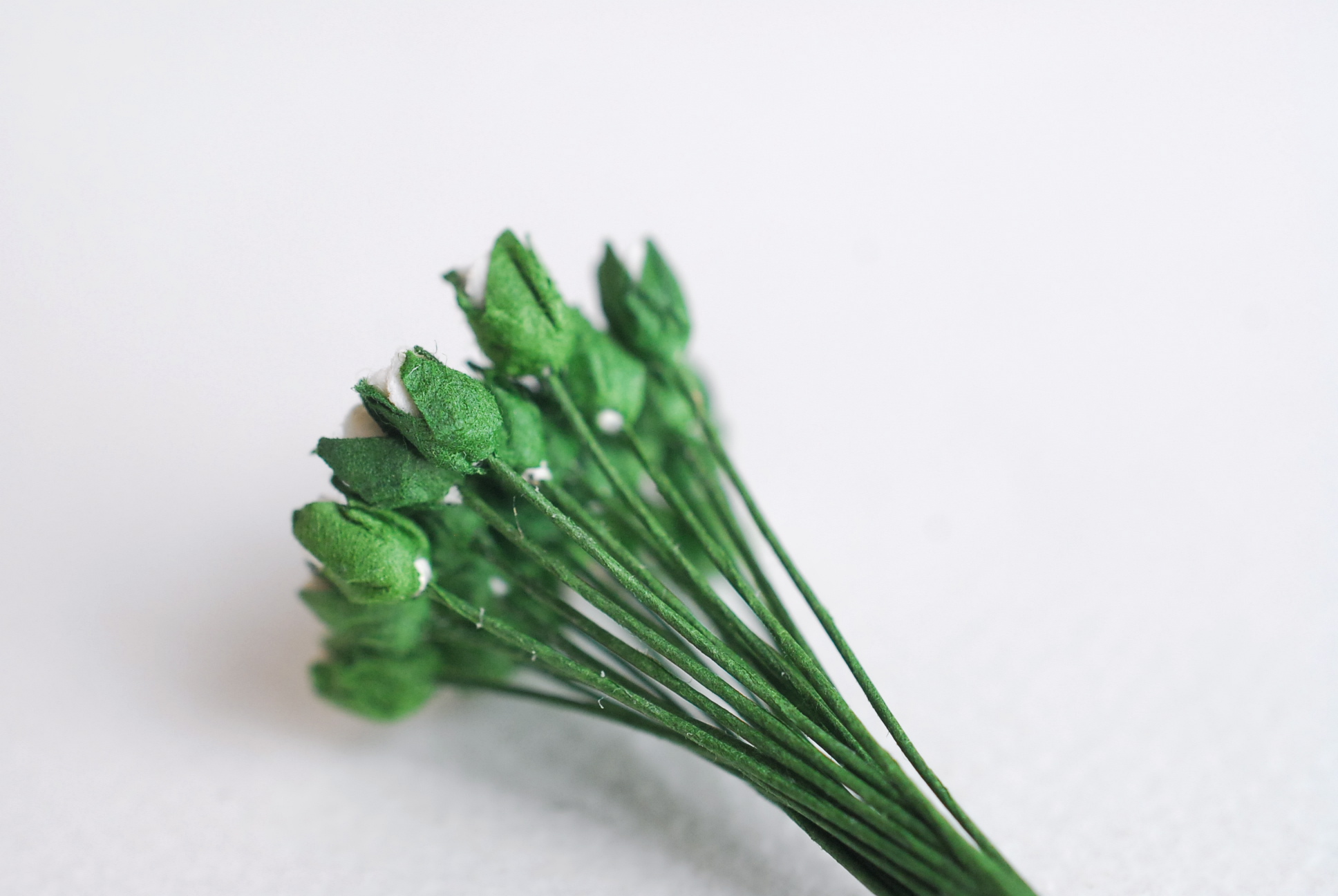 ดอกไม้กระดาษสา ดอกไม้กระดาษสา จตุจักร งานประดิษฐ์ ดอกไม้ทำข้อมือเพื่อนเจ้าสาว แต่งงาน, ดอกกุหลาบตูม 100 ดอก สีแดงปัดสีขาวcolor ขนาด 0.3x0.5 cm. paper flowers, budding roses flower 0.5x0.8 cm. 100 pieces. white color.