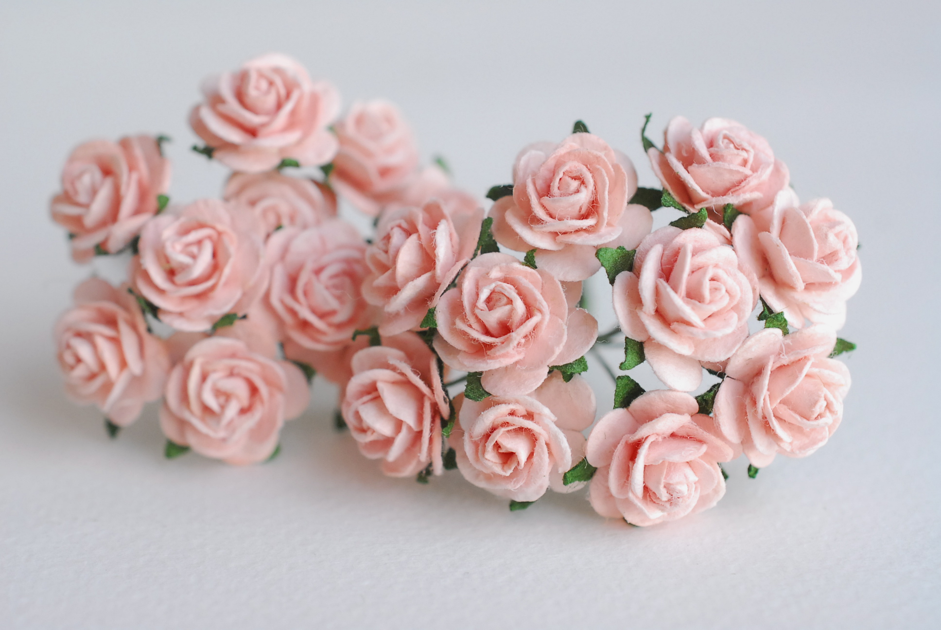 ดอกไม้กุหลาบกระดาษ, ดอกกุหลาบกระดาษสา ดอกกุหลาบจิ๋ว ดอกกุหลาบกระดาษสา สำหรับประดับ ตกแต่งของชำร่วย, งานแต่งงาน สีMIXED ชมพู ม่วง ชมพูตุ่น ชมพูจุด พีชอ่อน ขนาด 1.5 cm. จำนวน 100 ดอก