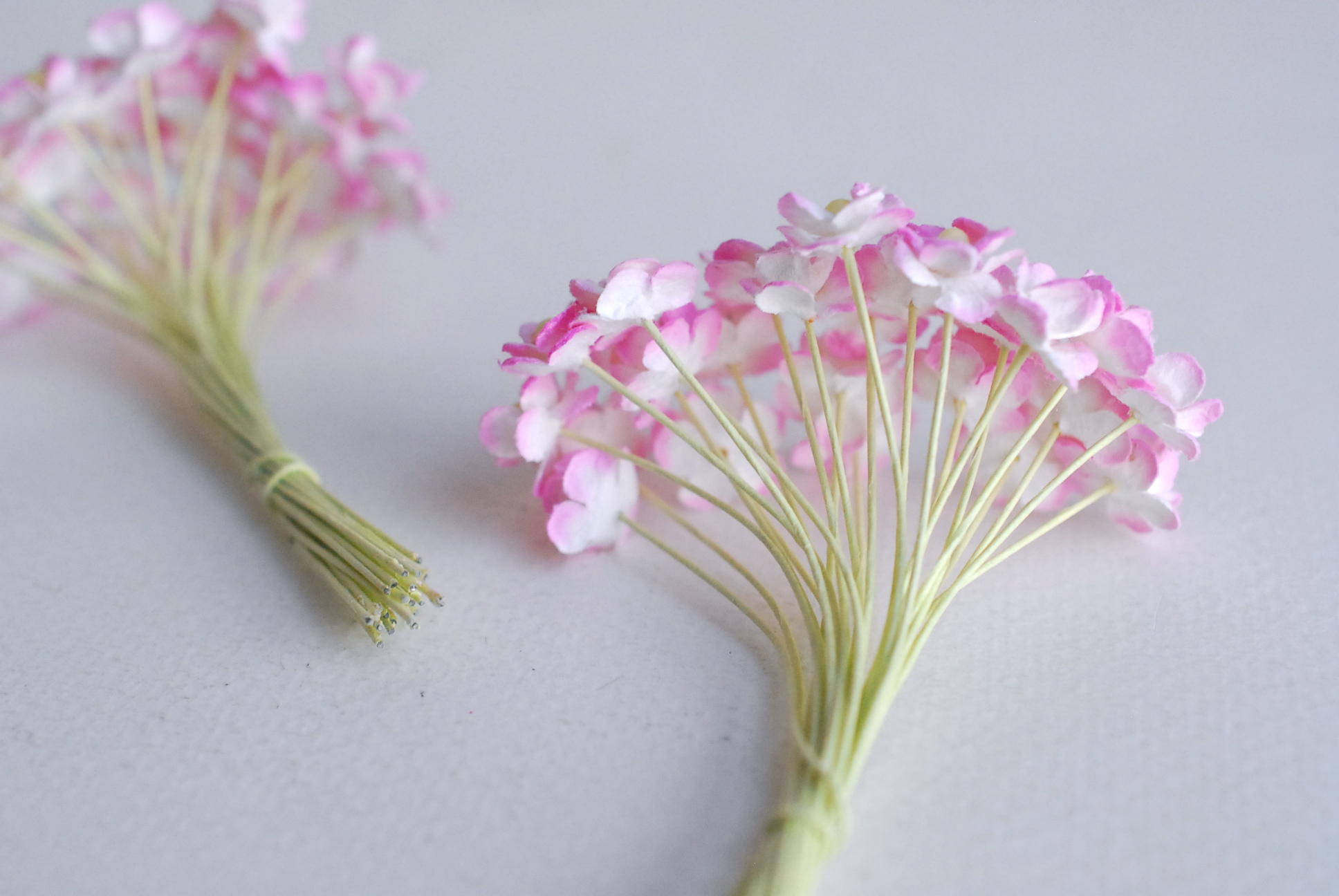 ดอกไม้กระดาษสา ดอกไม้กระดาษสาราคาส่ง ดอกไม้กระดาษสำหรับตกแต่ง งานแต่งงาน หรือติดของชำร่วย ดอก creeping lady 100 ดอก ขนาด 0.8 cm. สีชมพูปัดขาว Small Paper Flower with stem, 100 pcs., size 0.8 cm., creeping flowers 2 layers, pink brush color.