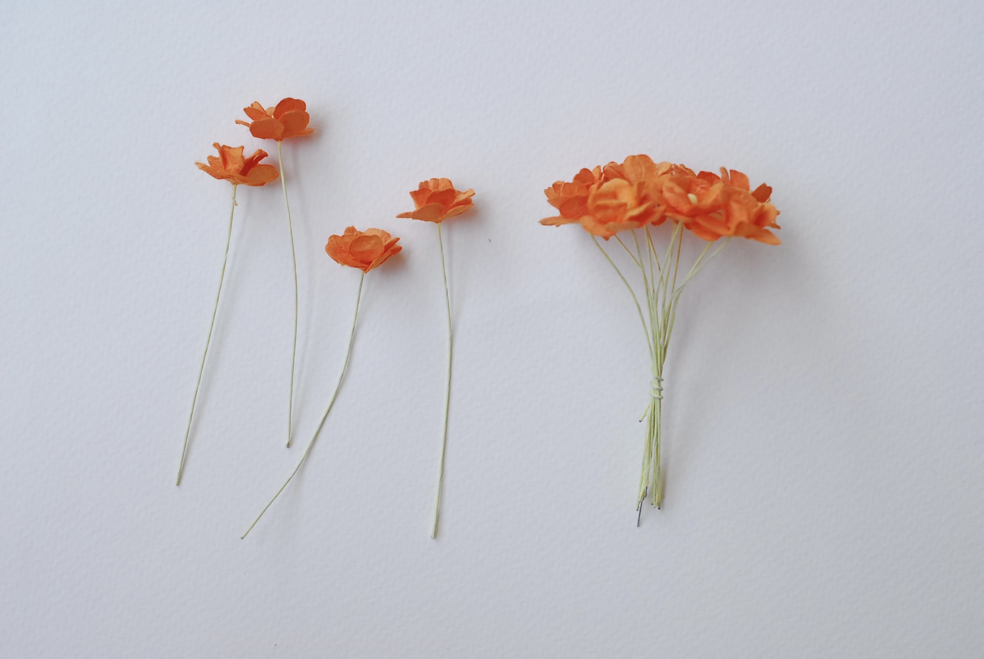 ดอกไม้กระดาษสา ราคาส่ง, ดอกไฮเดรนเยียกระดาษสา ดอกไม้ประดิษฐ์ ตกแต่งงานแต่งงาน ประดิษฐ์ข้อมือเพื่อนเจ้าสาว ขนาด 1.5 cm., สำหรับของชำร่วย, งานแต่งงาน, ดอกไม้ทำข้อมือเจ้าสาว สีส้ม จำนวน 100 ดอก Paper flower,100 Pieces mulberry hydenyia orange color