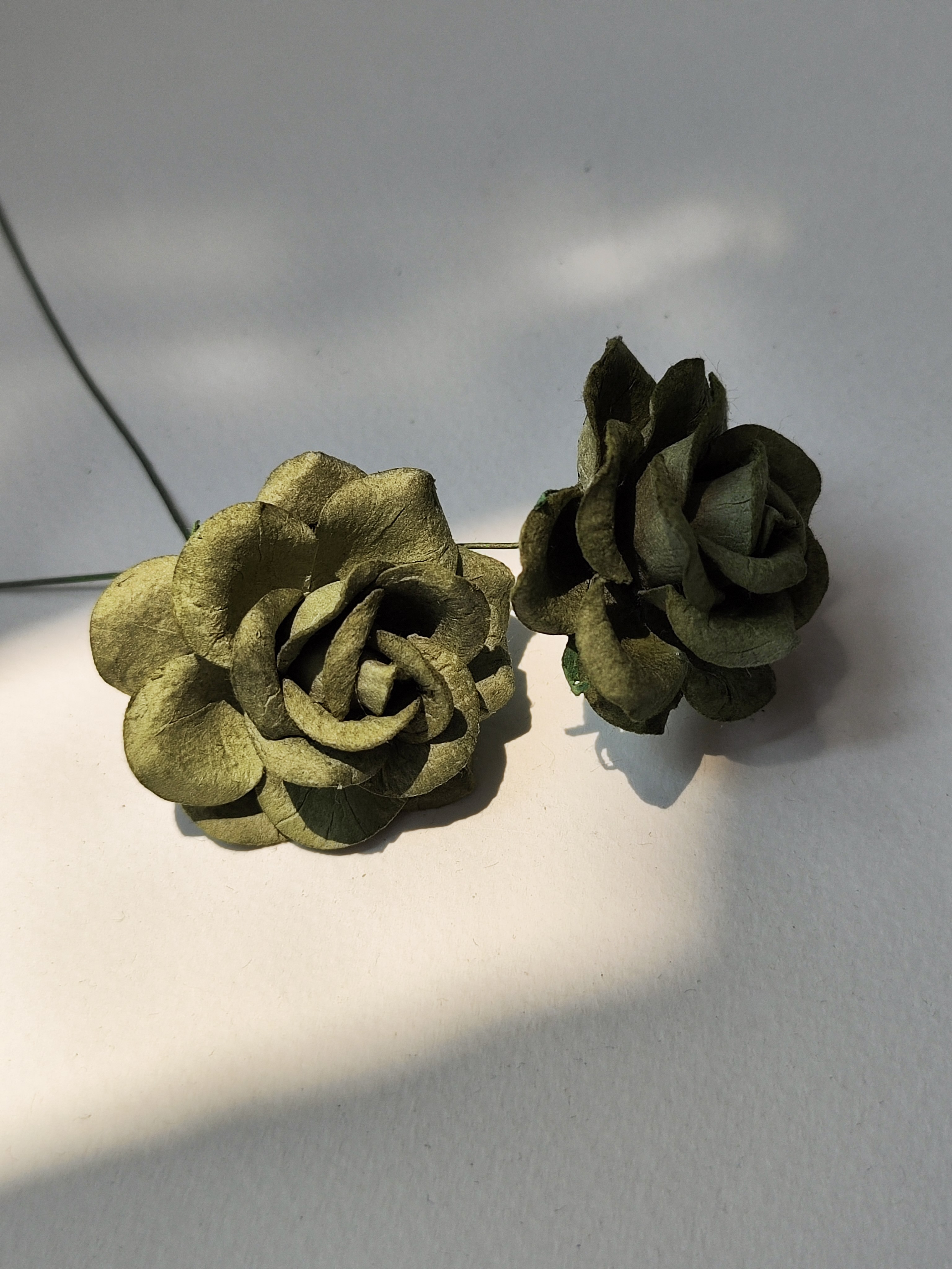 ดอกไม้กระดาษสา ดอกกุหลาบกระดาษสา ดอกไม้กุหลาบ กลีบโค้ง ดอกไม้ประดิษฐ์ สำหรับตกแต่ง หรืองานแต่งงาน สีเขียวทหาร ขนาด 3.5 cm. จำนวน 25 ดอก Paper flowers, handmade flowers, small roses paper size 3.5 cm. 25 pieces, green army color.