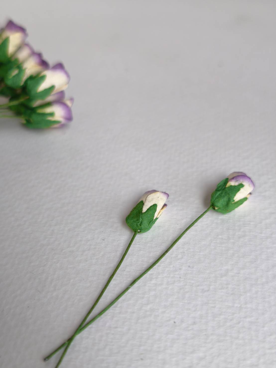 ดอกไม้กระดาษสา ดอกไม้กระดาษสา จตุจักร งานประดิษฐ์ ดอกไม้ทำข้อมือเพื่อนเจ้าสาว แต่งงาน, ดอกกุหลาบตูม 50 ดอก สีม่วงปัดครีมอ่อน ขนาด 0.8x1.5 cm. paper flowers, budding roses flower 0.8 x1.5 cm. 50 pieces. purple brush pale ivory color