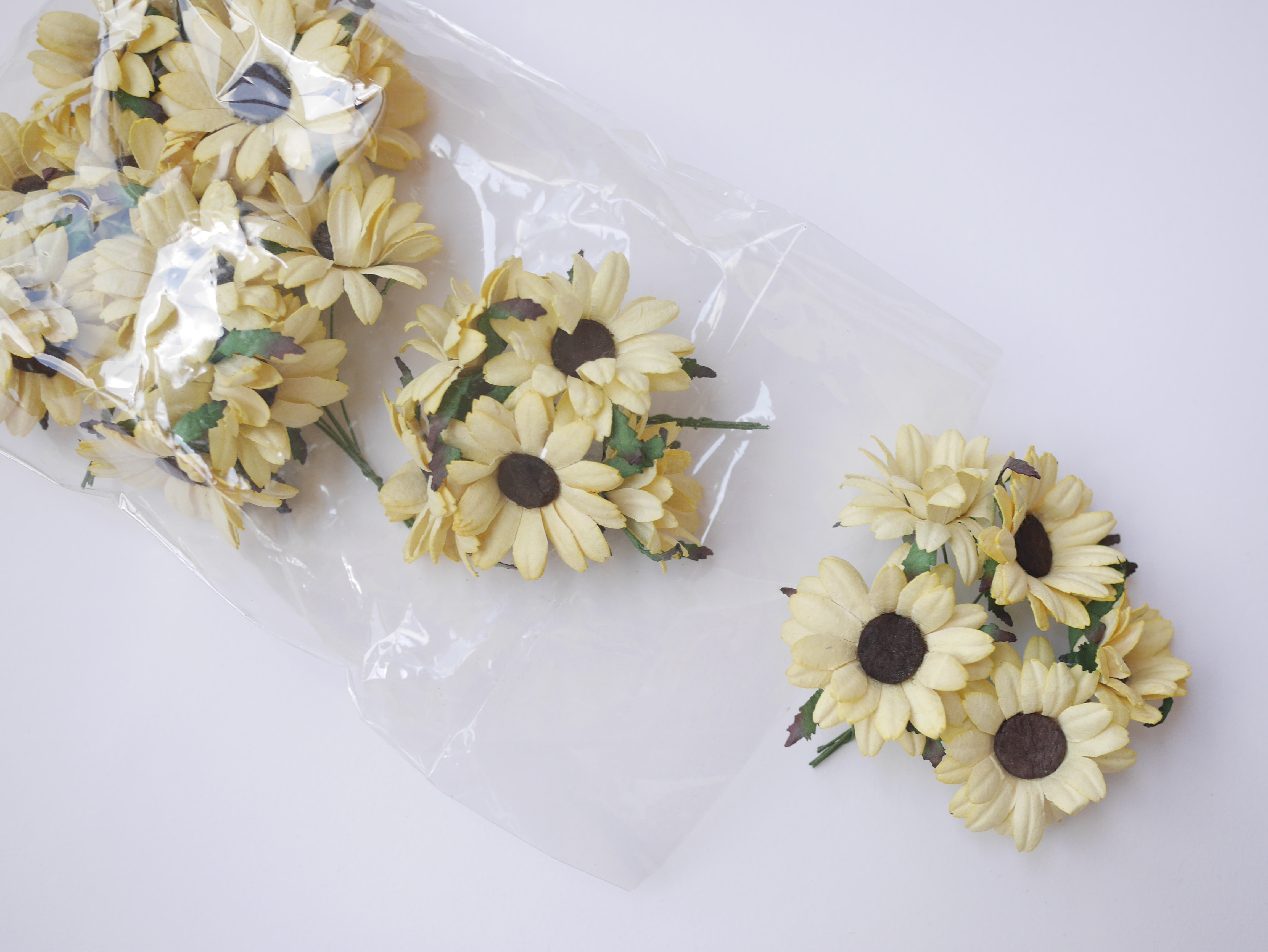 ดอกไม้กระดาษสา ดอกไม้ประดิษฐ์จากกระดาษสา ดอกเดซี่ เกสรสีน้ำตาลเข้ม ดอกไม้กระดาษสาขายส่ง ดอกไม้ประดิษฐ์ ดอกไม้ทำข้อมือเพื่อนเจ้าสาว ดอก daisy ขนาด 3.5 cm. จำนวน 25 ดอก สีเหลืองอ่อน Paper Flower, 25 Daisy Flowers, pale yellow color, size 3.5 cm., brown poll