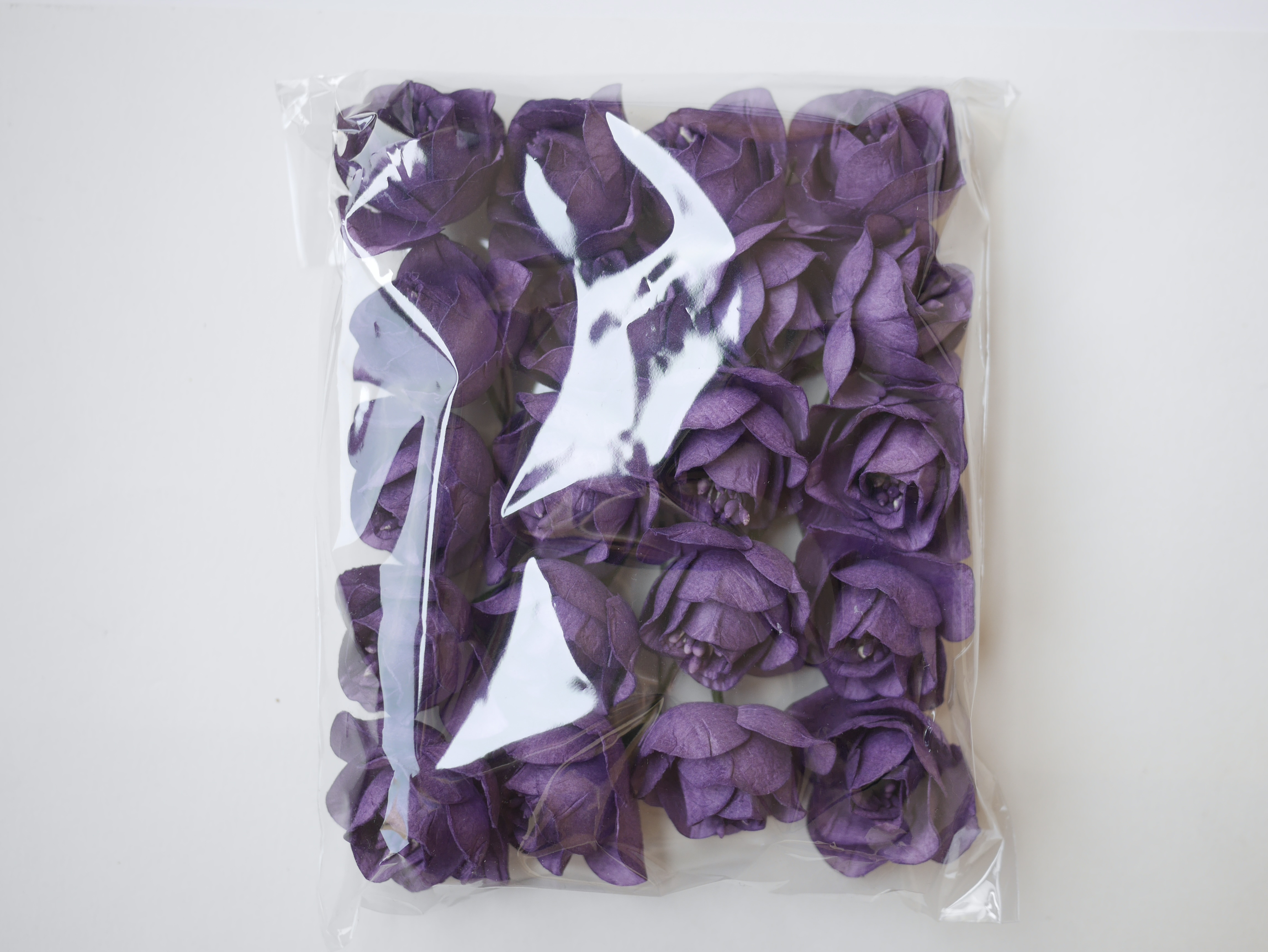 ดอกไม้กระดาษสา ดอกโลตัสอินโดนิเซียกระดาษ ดอกไม้กระดาษสาราคาส่ง ดอกไม้กระดาษสำหรับตกแต่งของชำร่วย งานแต่งงาน ทำช่อดอกไม้ติดอกเจ้าบ่าว ข้อมือดอกไม้เจ้าสาว ขนาด 4.5 cm. 20 ดอก สีม่วงเข้ม Paper flowers supplies: DIY wedding tools, Lotus with pollens, dark pur