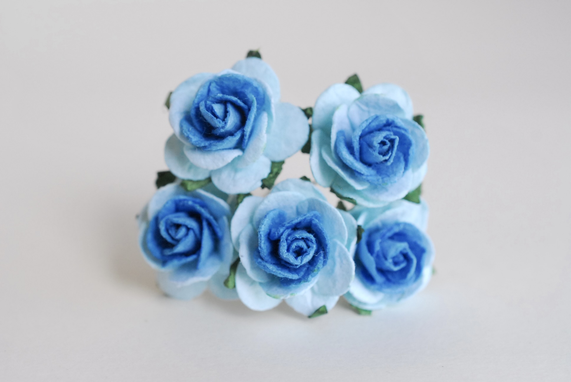 ดอกไม้กระดาษ ดอกไม้กระดาษสา ราคาส่ง,ดอกไม้กุหลาบกระดาษ ดอกกุหลาบกระดาษสา ดอกไม้ประดิษฐ์ สำหรับตกแต่ง หรืองานแต่งงาน น้ำเงิน-ฟ้า 2 tone ขนาด 2.5 cm. จำนวน 50 ดอก