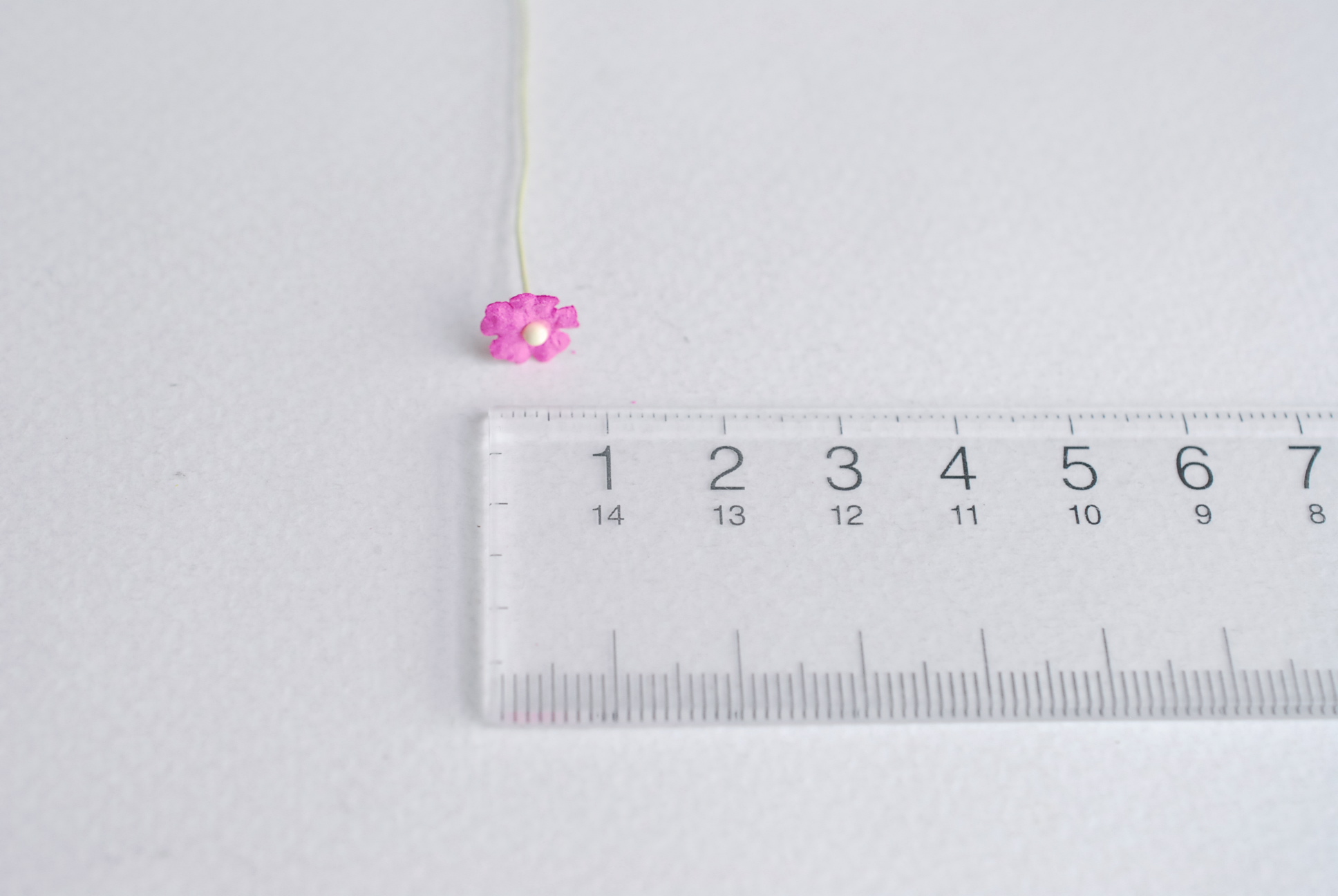 ดอกไม้กระดาษสา ดอกไม้กระดาษสาราคาส่ง ดอกไม้กระดาษสำหรับตกแต่ง งานแต่งงาน หรือติดของชำร่วย ดอกไม้จิ๋ว 100 ดอก ขนาด 0.6 cm. สีชมพูเข้ม Small Paper Flower with stem, , 100 pcs., size 0.6 cm., small creeping ladies flowers 1 layer, hot pink color.