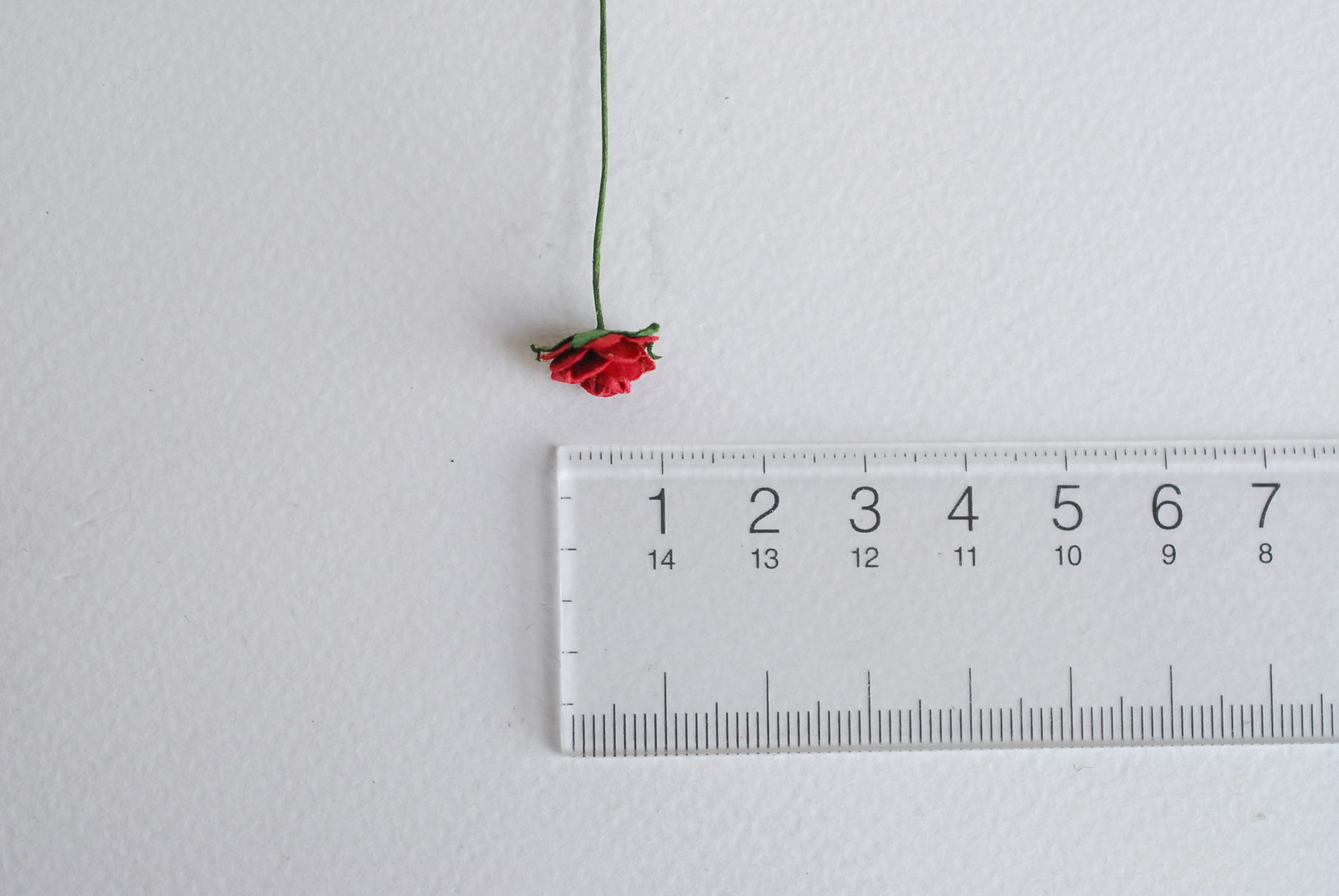 ดอกไม้กระดาษสาสำหรับตกแต่ง ของชำร่วย ดอกกุหลาบ ดอกกุหลาบสีแดง กระดาษสา สีแดงเข้มขนาด 1 cm. จำนวน 100 ดอก/1 ถุง