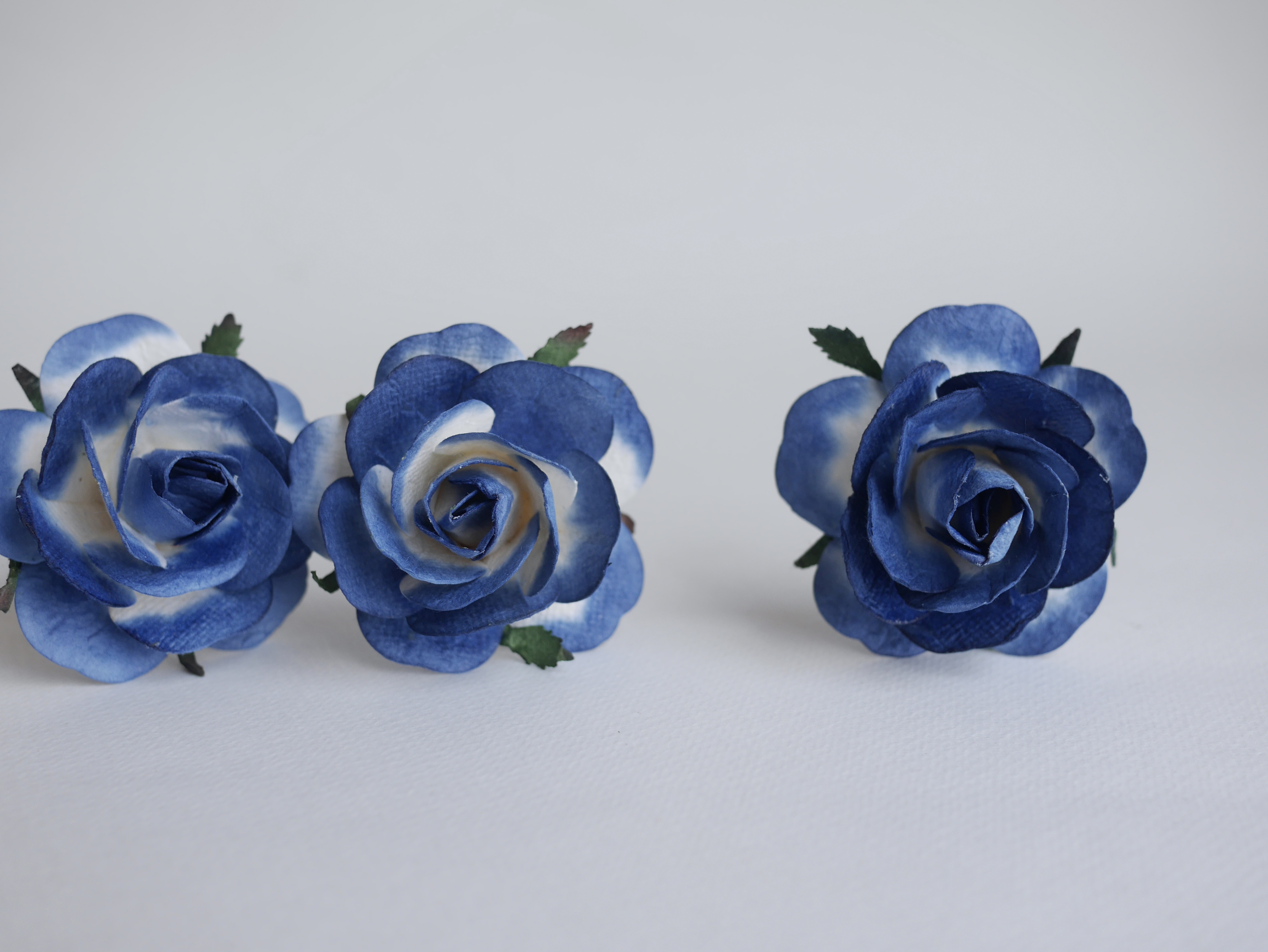 ดอกไม้กระดาษสา ขนาด 6.5 cm., สำหรับของชำร่วย, งานแต่งงาน, สีน้ำเงินปัดขาว Paper flower, handmade flowers supplies, wedding decoration:10 Pieces mulberry rose, 6.5 cm. blue navy brush white color.