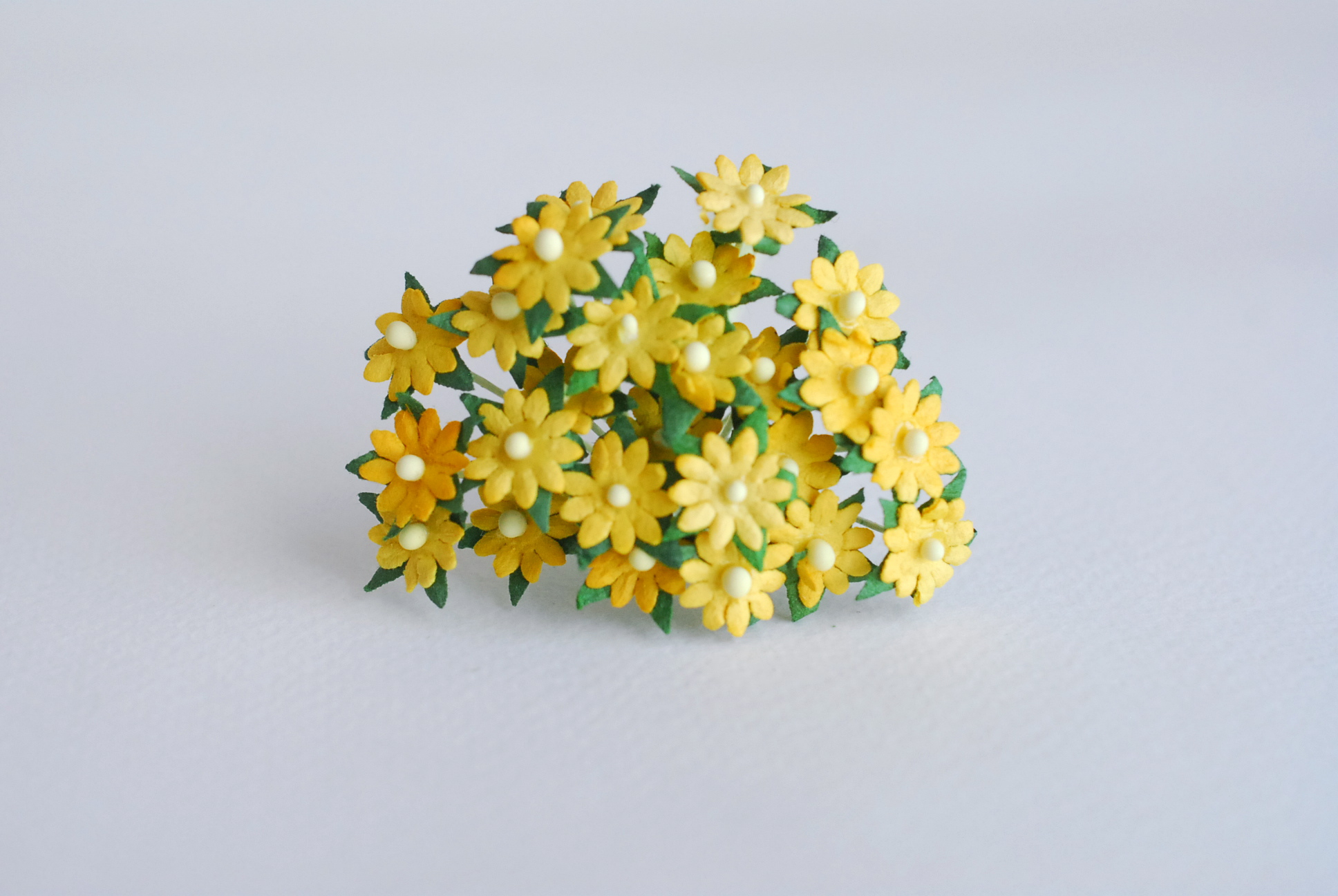 ดอกไม้กระดาษสา ดอกไม้กระดาษสาราคาส่ง ดอกไม้กระดาษสำหรับตกแต่ง งานแต่งงาน หรือติดของชำร่วย ดอกเดซี่ 100 ดอก ขนาด 0.8 cm. สีเหลือง Small Paper Flower with stem, 100 pcs., size 0.8 cm., daisy flowers 2 layers, yellow color.