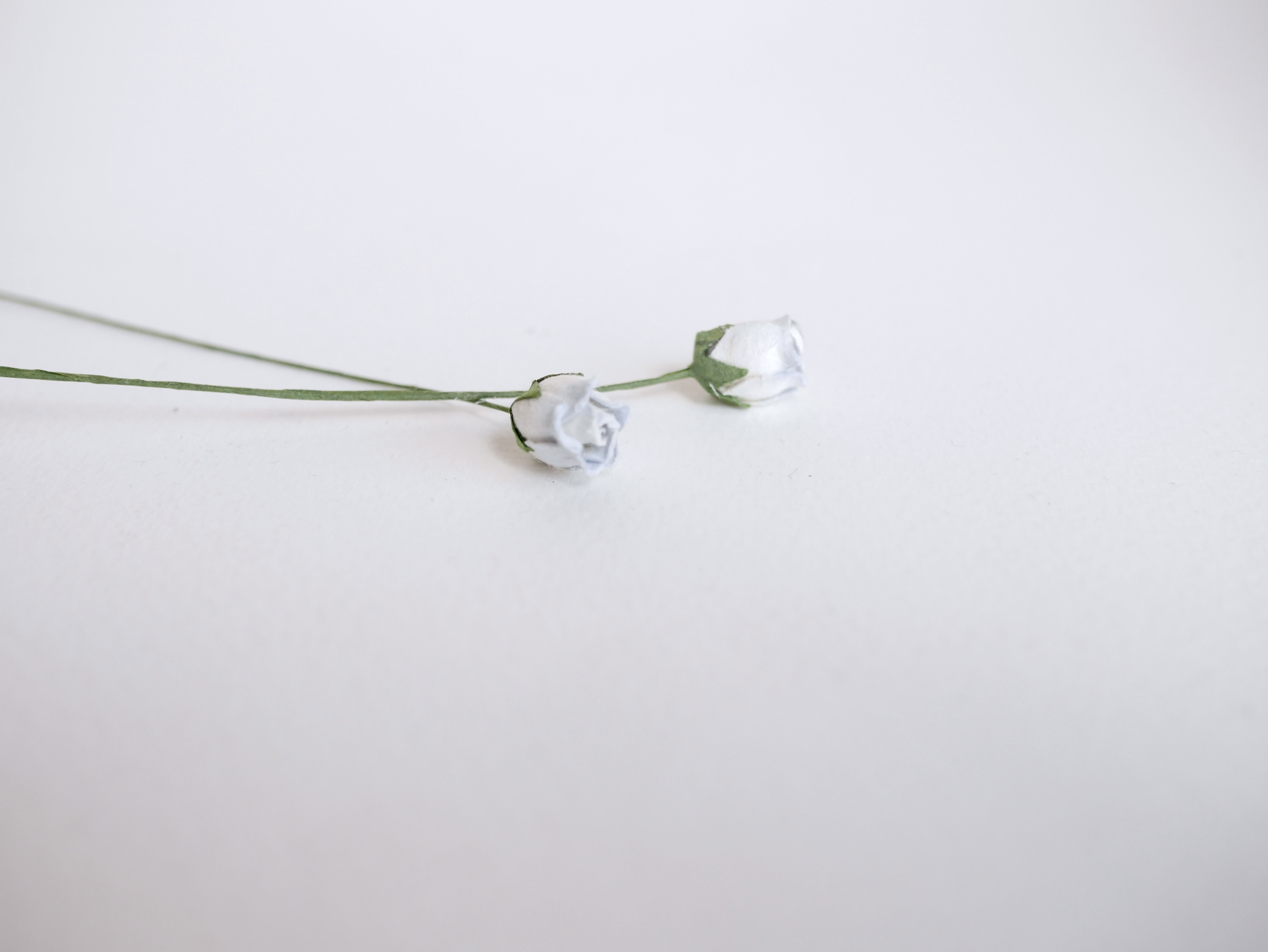 ดอกไม้กระดาษสา ดอกไม้กระดาษสา งานประดิษฐ์ ดอกไม้ทำข้อมือเพื่อนเจ้าสาว แต่งงาน, ดอกกุหลาบตูม 0.8x1 cm. 25 ดอก สีฟ้าอ่อนปัด paper flowers, budding roses flower 0.8x1 cm. 25 pieces pale blue brush color.